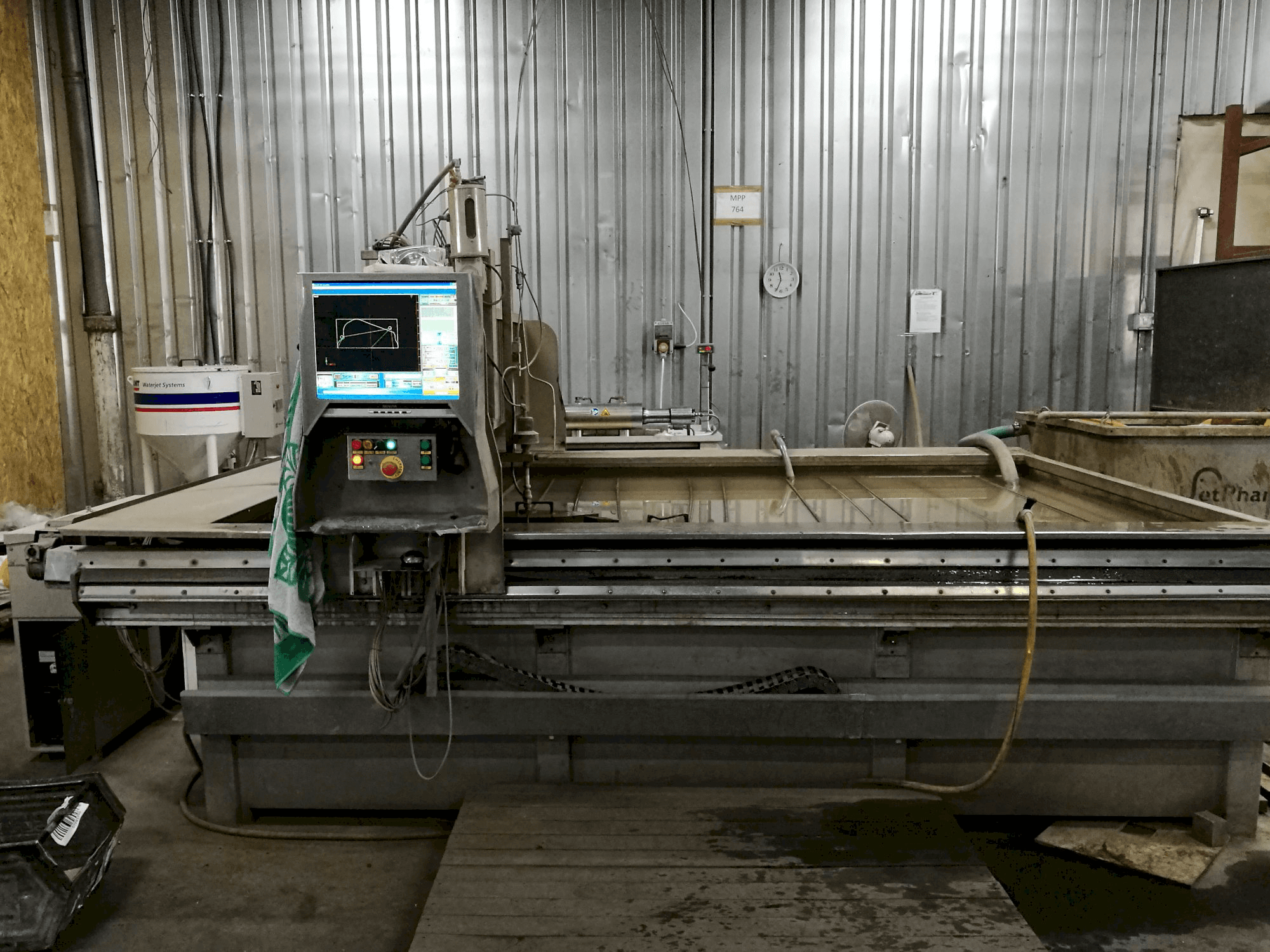 Čelní pohled na KMT SLV 50 CLSC stroj