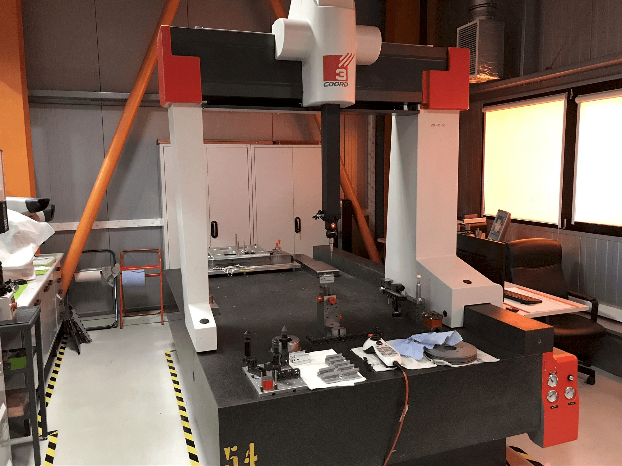 Čelní pohled na Coord3 MC16 20-10-10 stroj