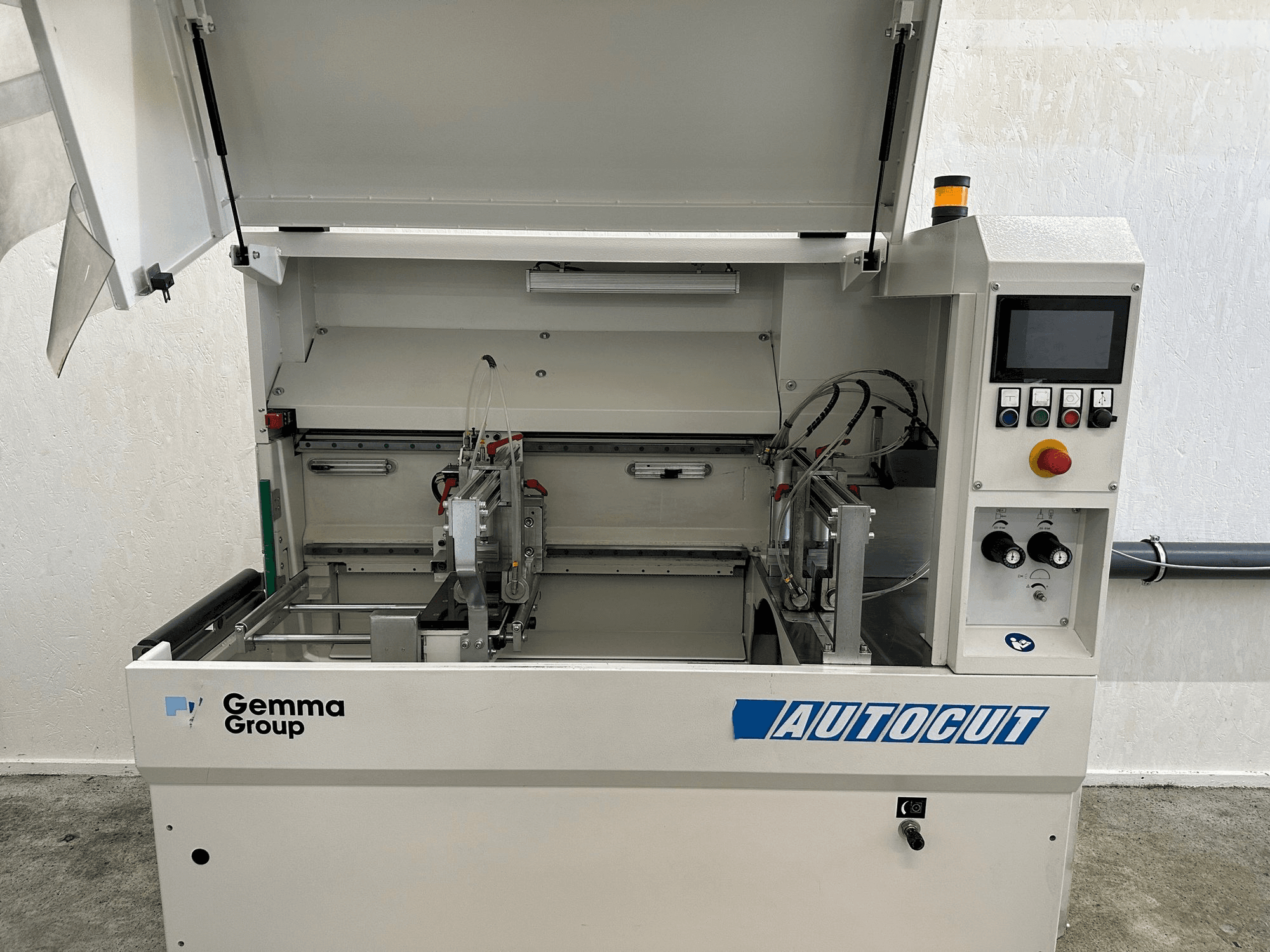 Čelní pohled na Autocut 550 stroj