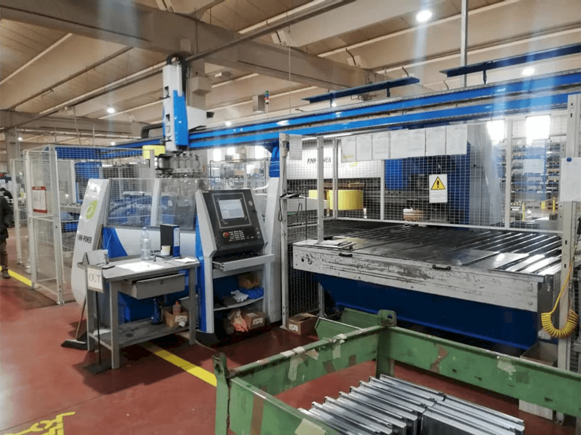 Čelní pohled na Finn-Power EBE5 stroj