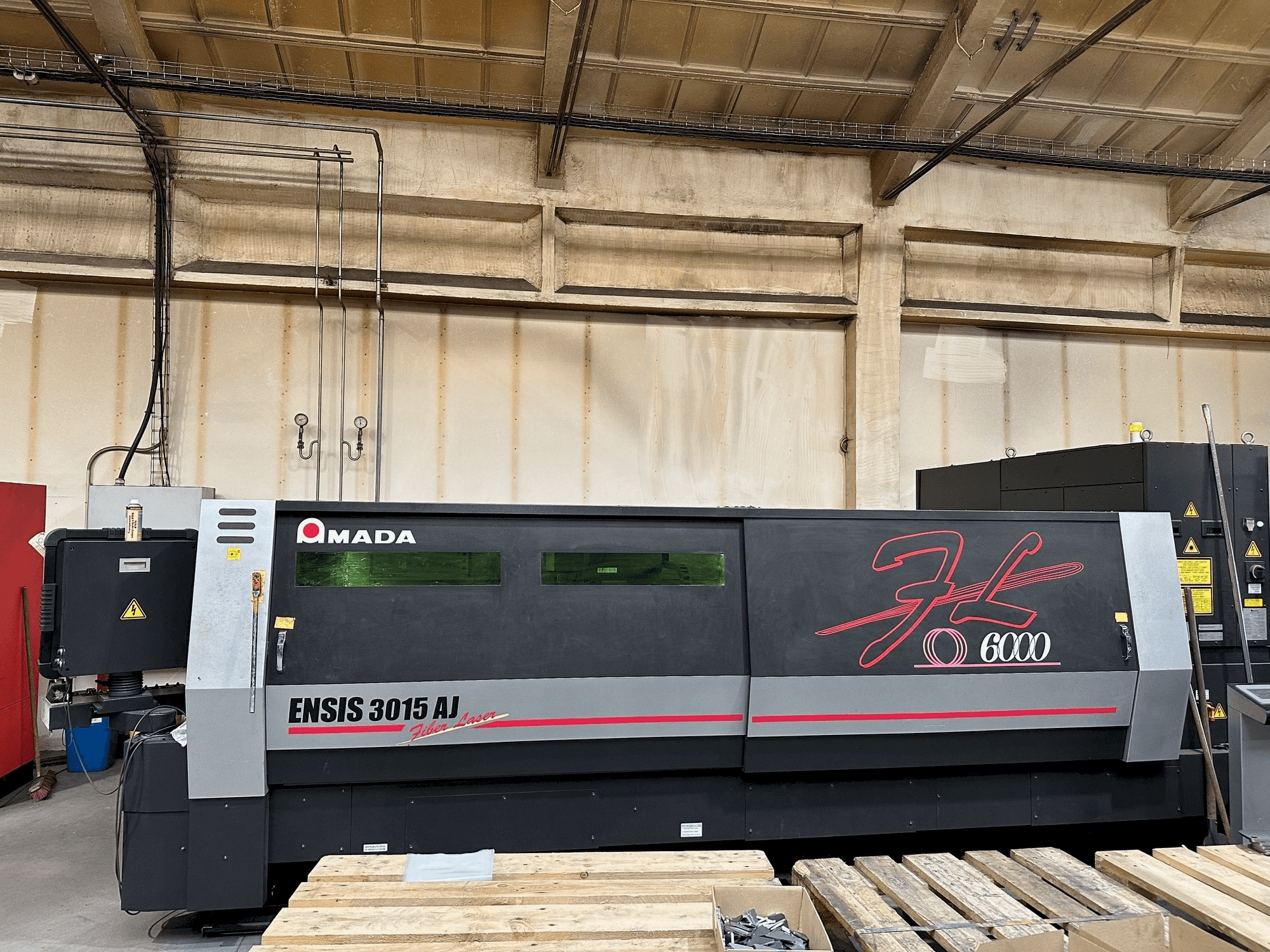 Čelní pohled na AMADA ENSIS-3015 AJ stroj