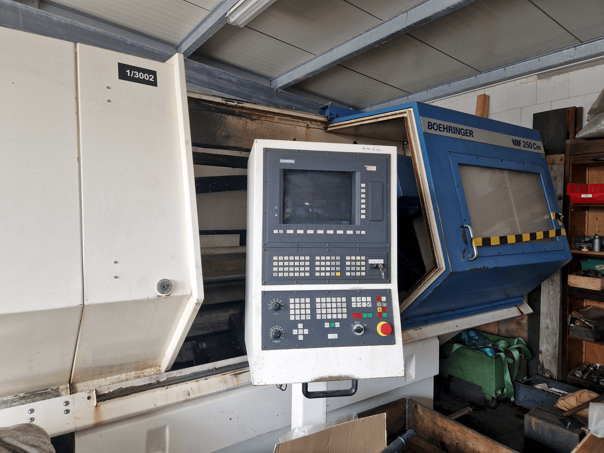 Čelní pohled na BOEHRINGER VDF 250 Cm stroj