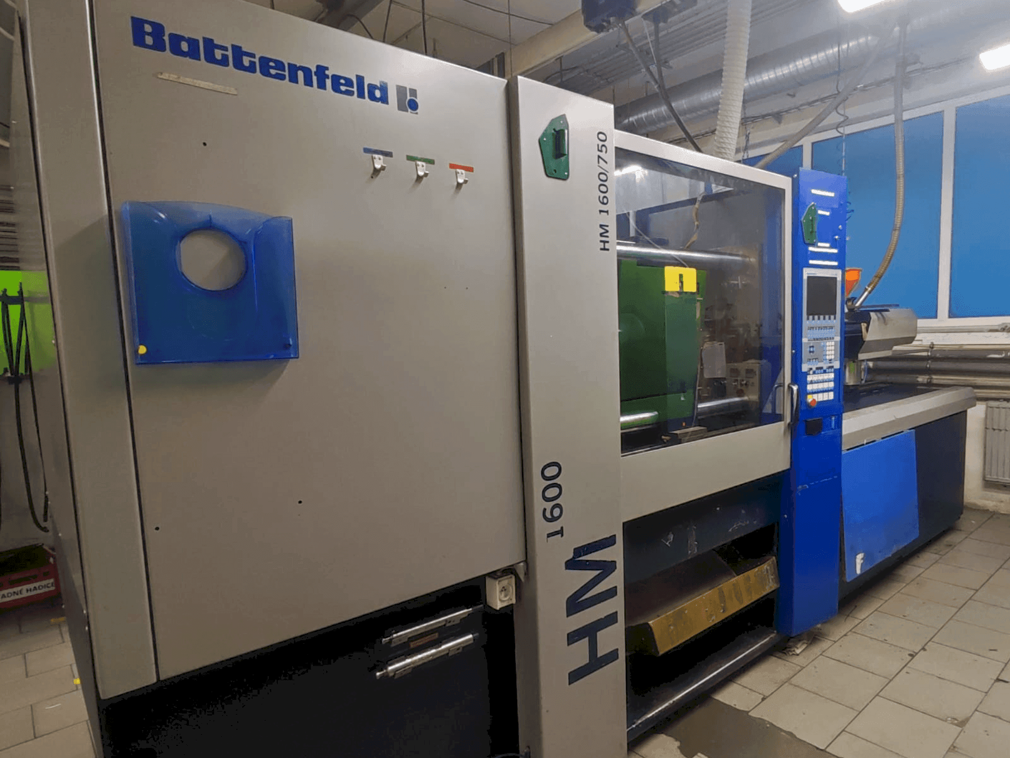Čelní pohled na Battenfeld HM 1600/750 stroj
