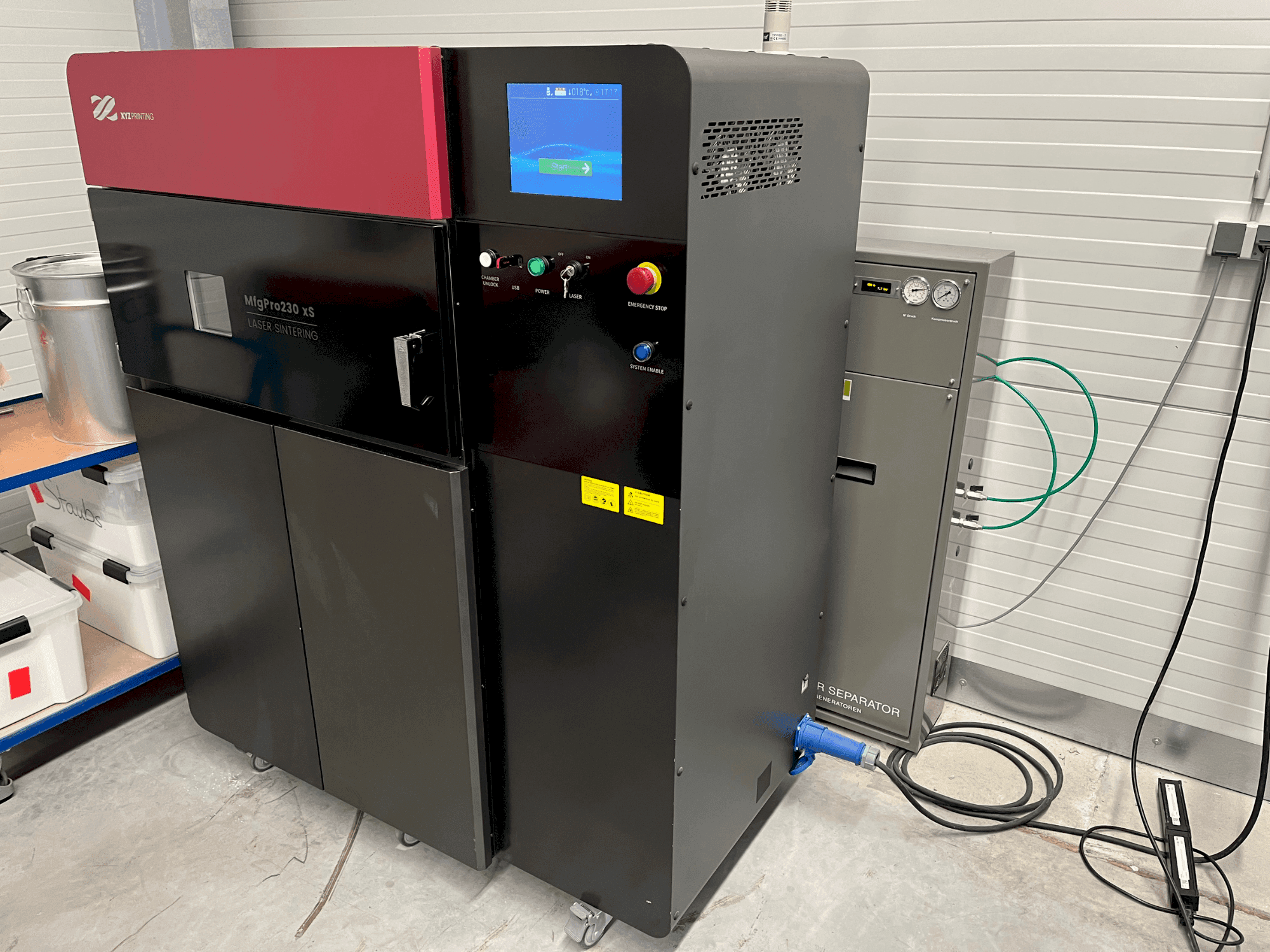Čelní pohled na XYZ MfgPro230 xS (2022) stroj