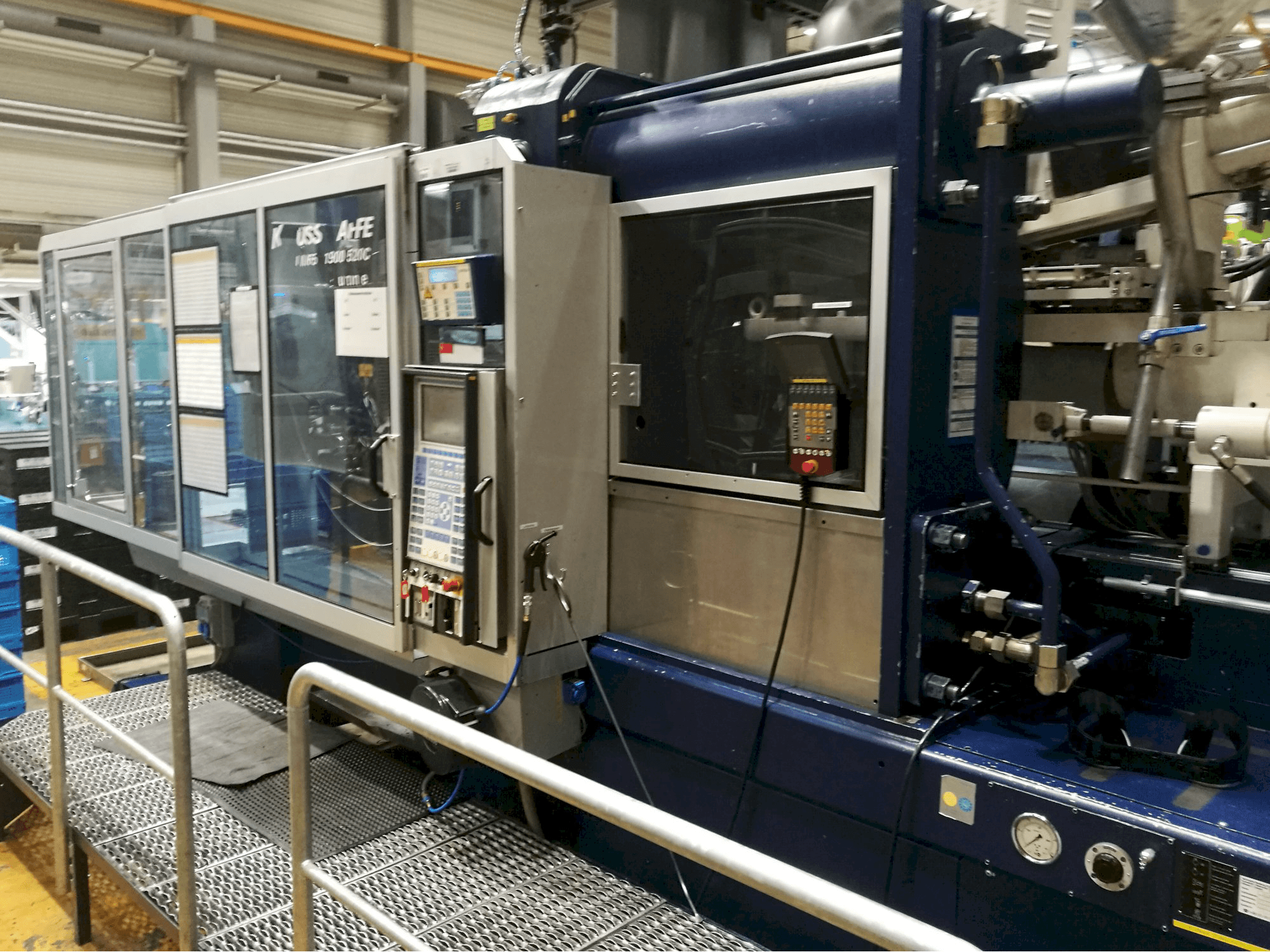 Pravý pohled na Krauss Maffei 650-1900-520 CZ stroj