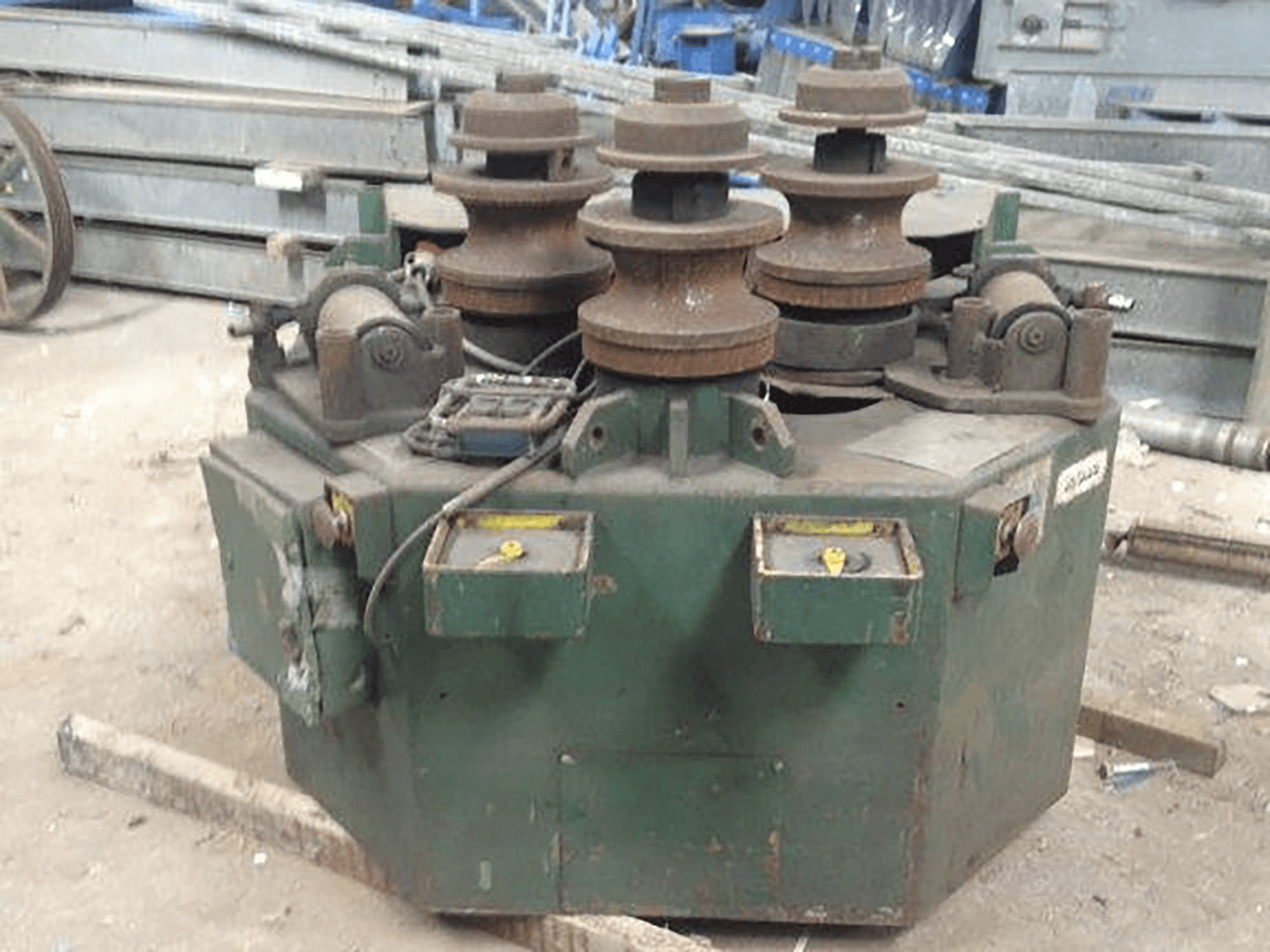 Čelní pohled na ROUNDO R-5 stroj