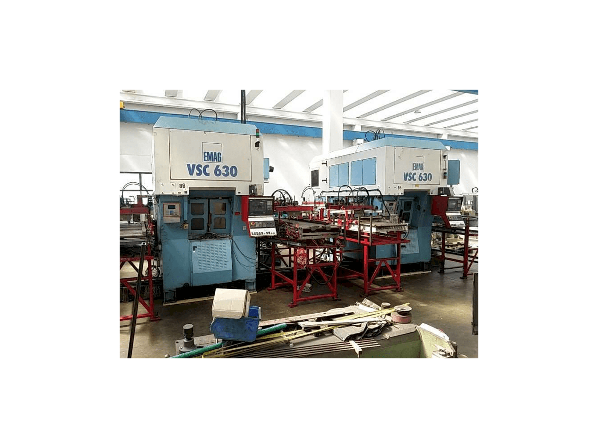 Levý boční pohled na EMAG VSC 630 stroj