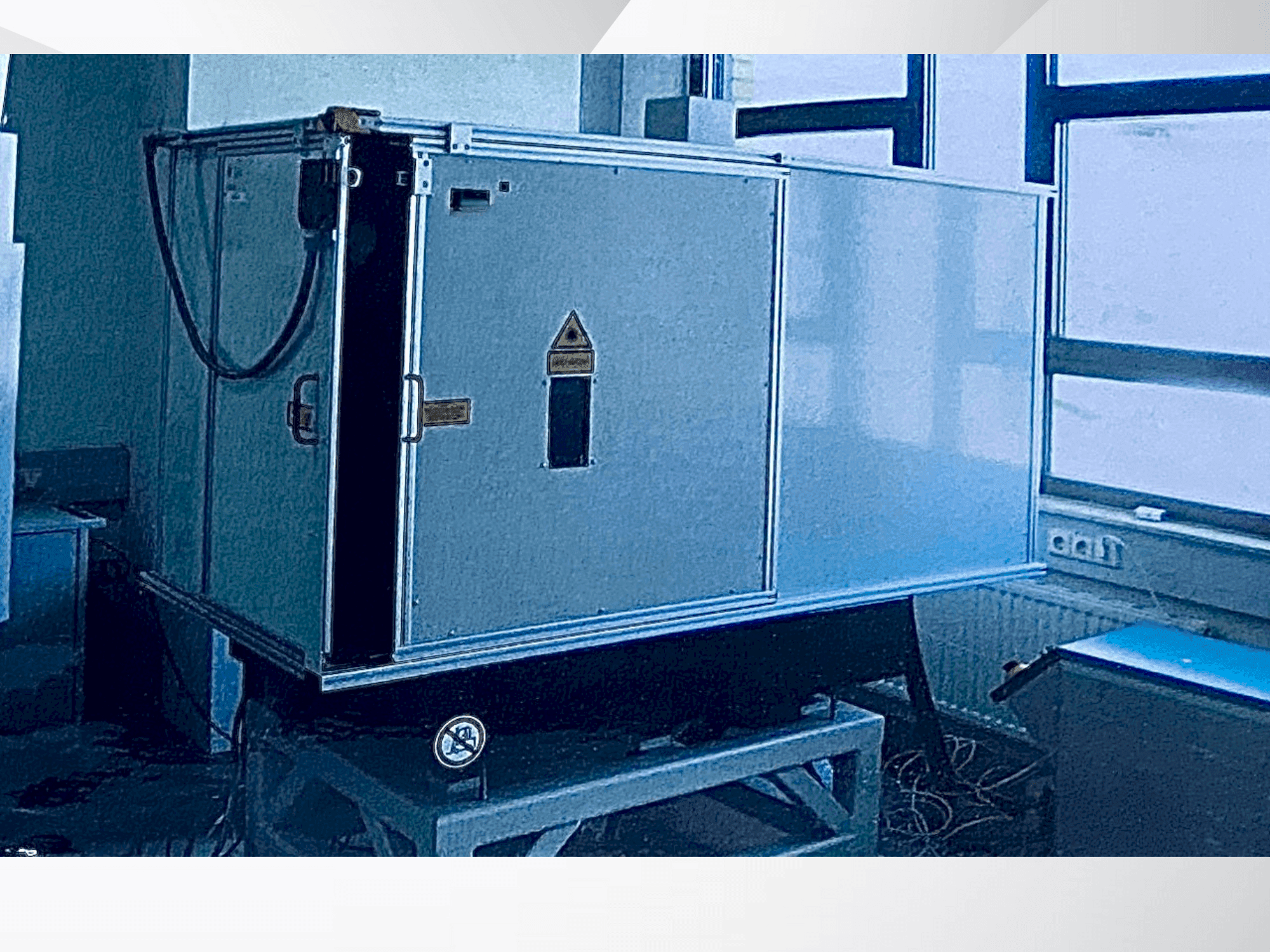 Čelní pohled na LASAG KLS 246 CL60 stroj