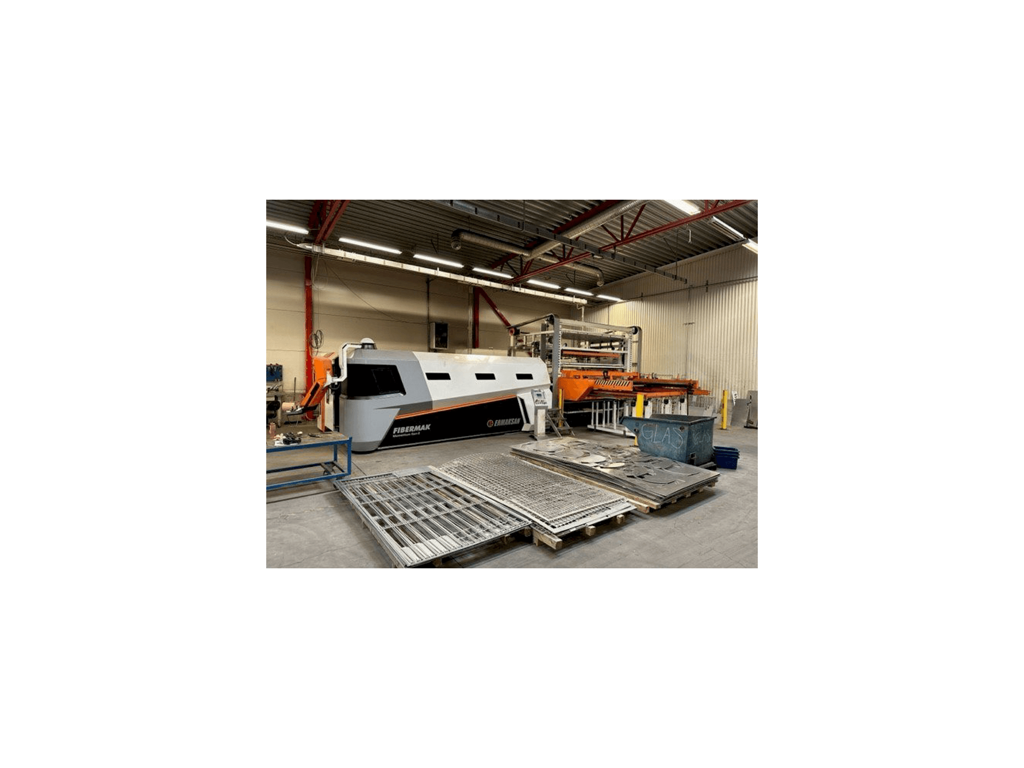 Čelní pohled na ERMAKSAN Fibermak 4KW stroj