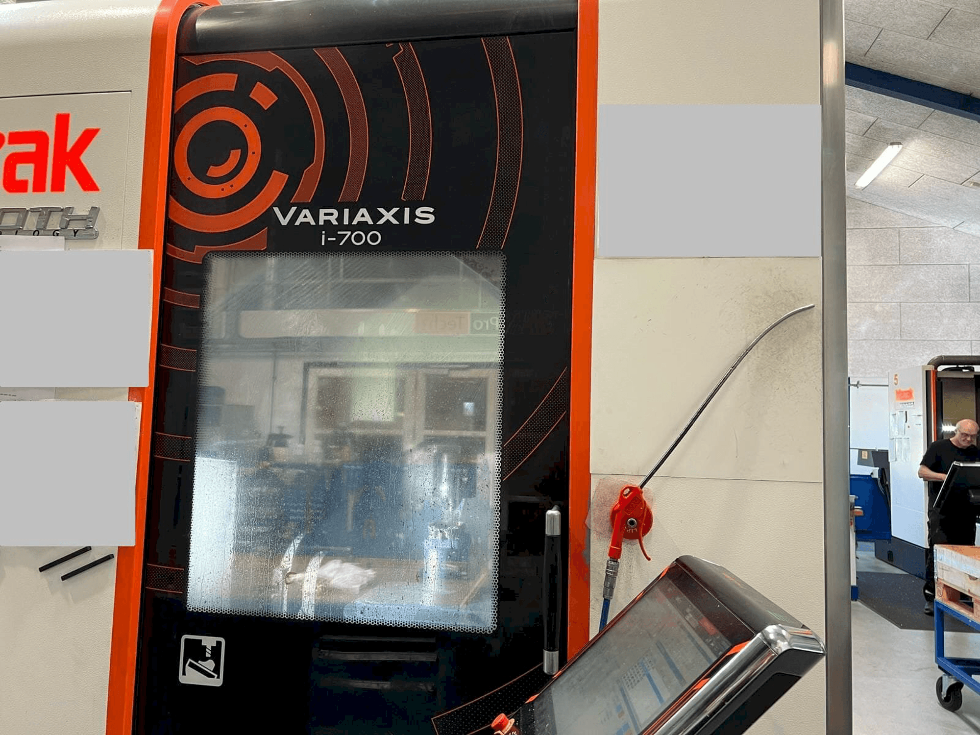 Čelní pohled na Mazak Variaxis i-700 stroj