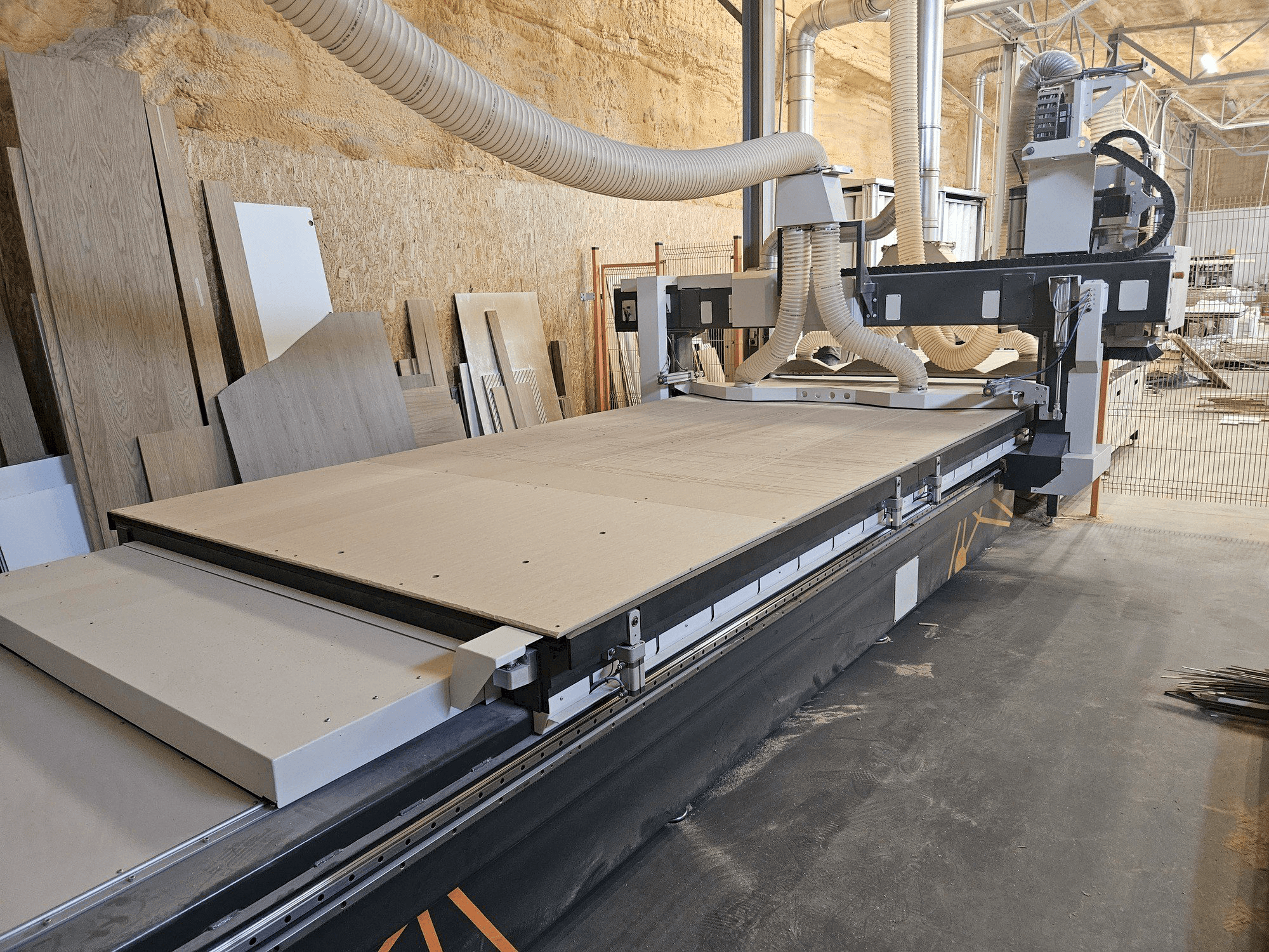 Čelní pohled na INFOTEC 4121 PRO EVO stroj