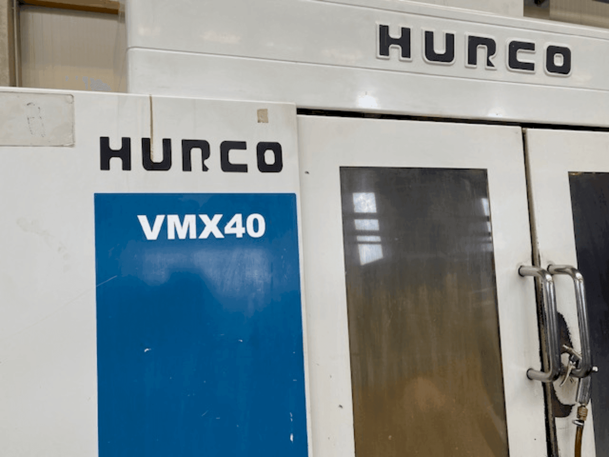 Čelní pohled na Hurco VMX 40 stroj
