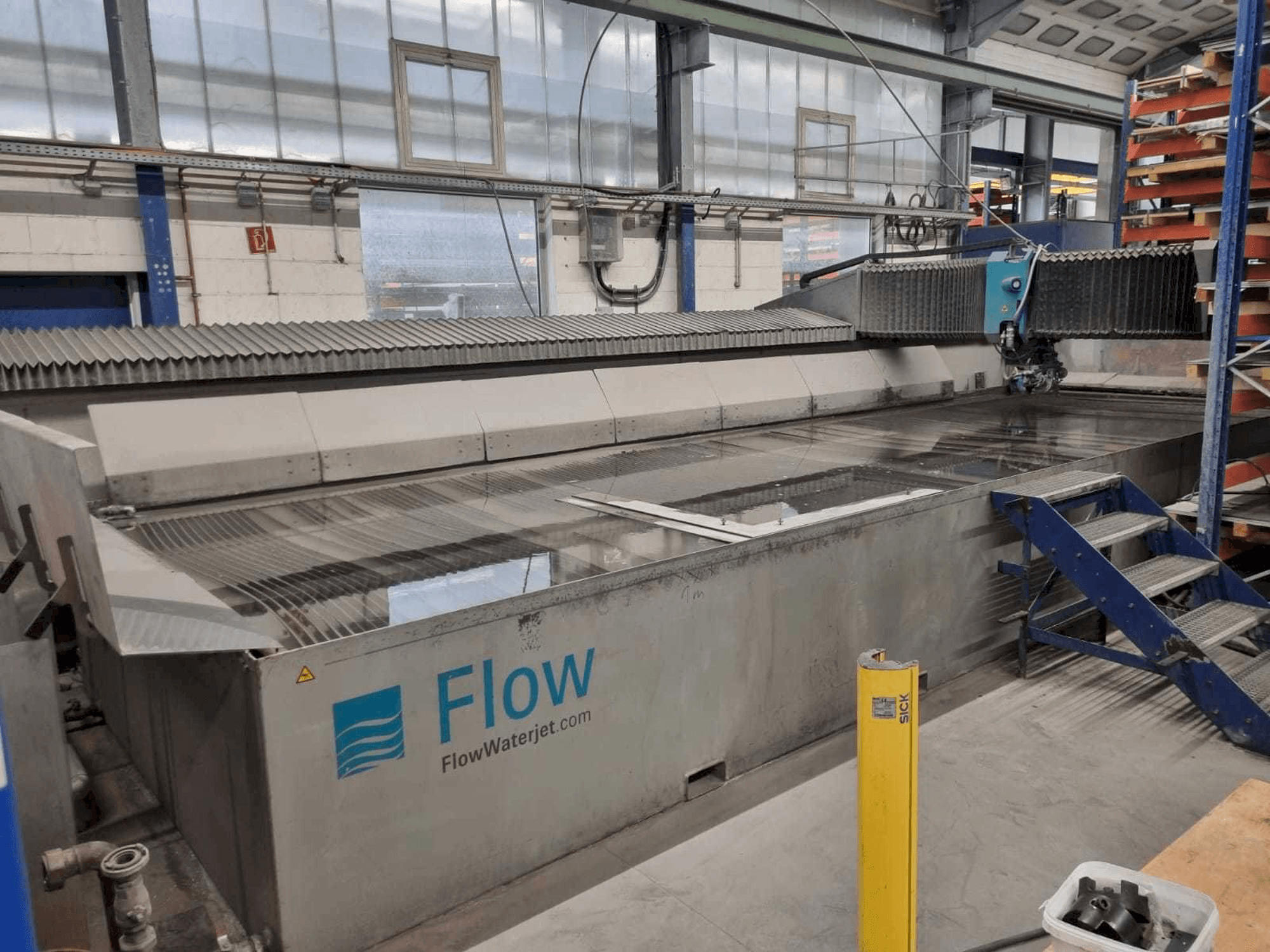 Čelní pohled na Flow ADS 24/ll stroj