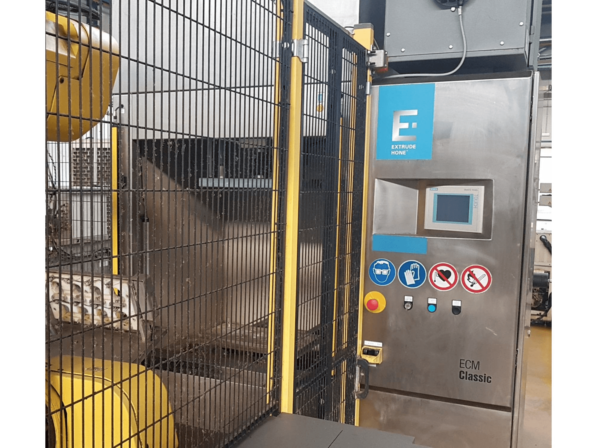 Čelní pohled na Extrude Hone Classic 1A-450-43-P-M stroj
