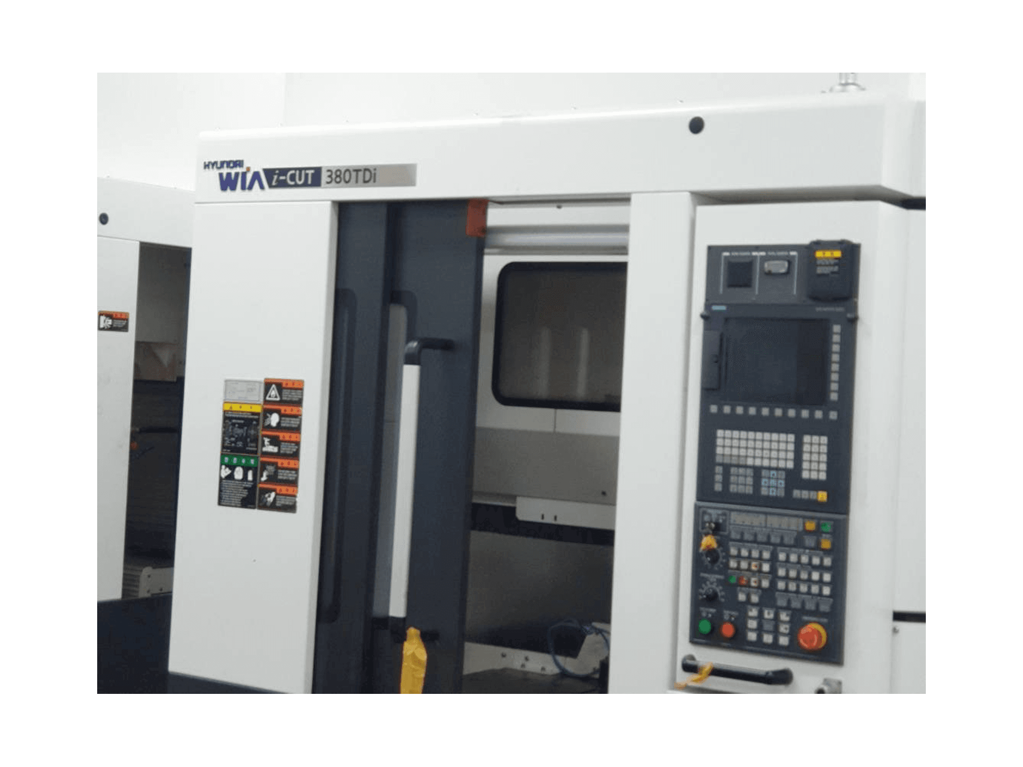 Čelní pohled na Hyundai Wia i-CUT380TDi stroj