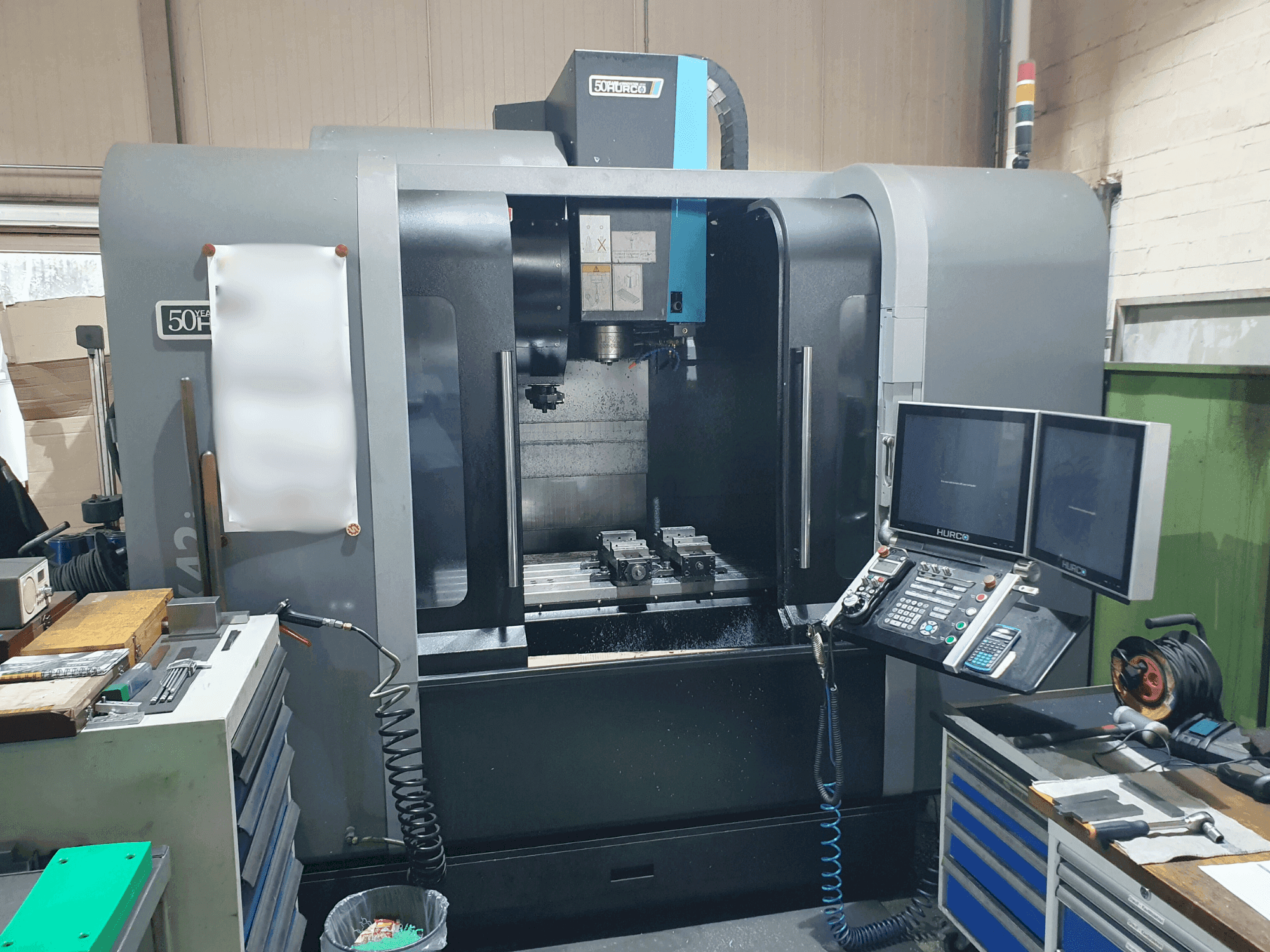 Čelní pohled na Hurco VMX42i stroj