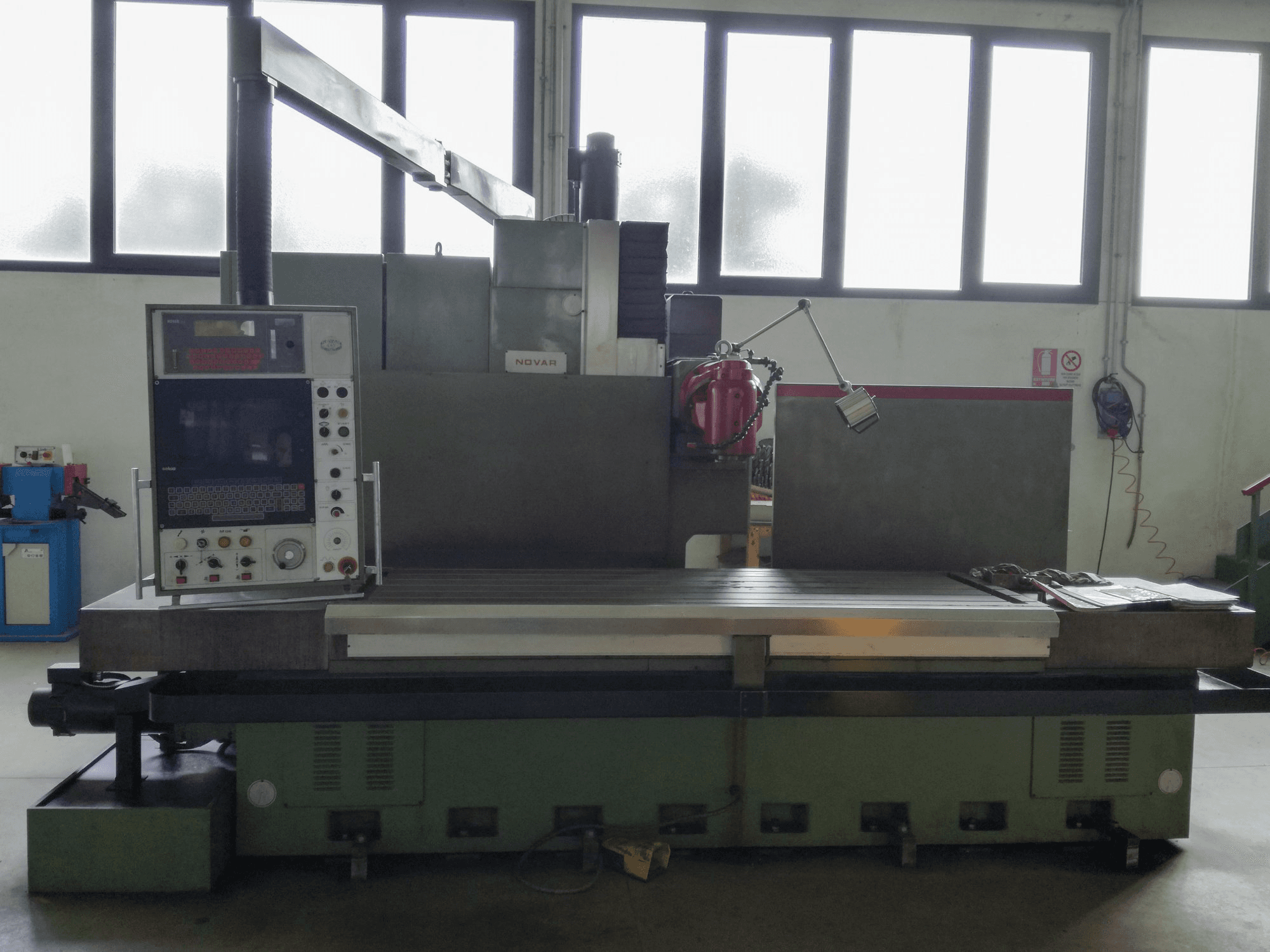 Čelní pohled na NOVAR KBF 2500 stroj