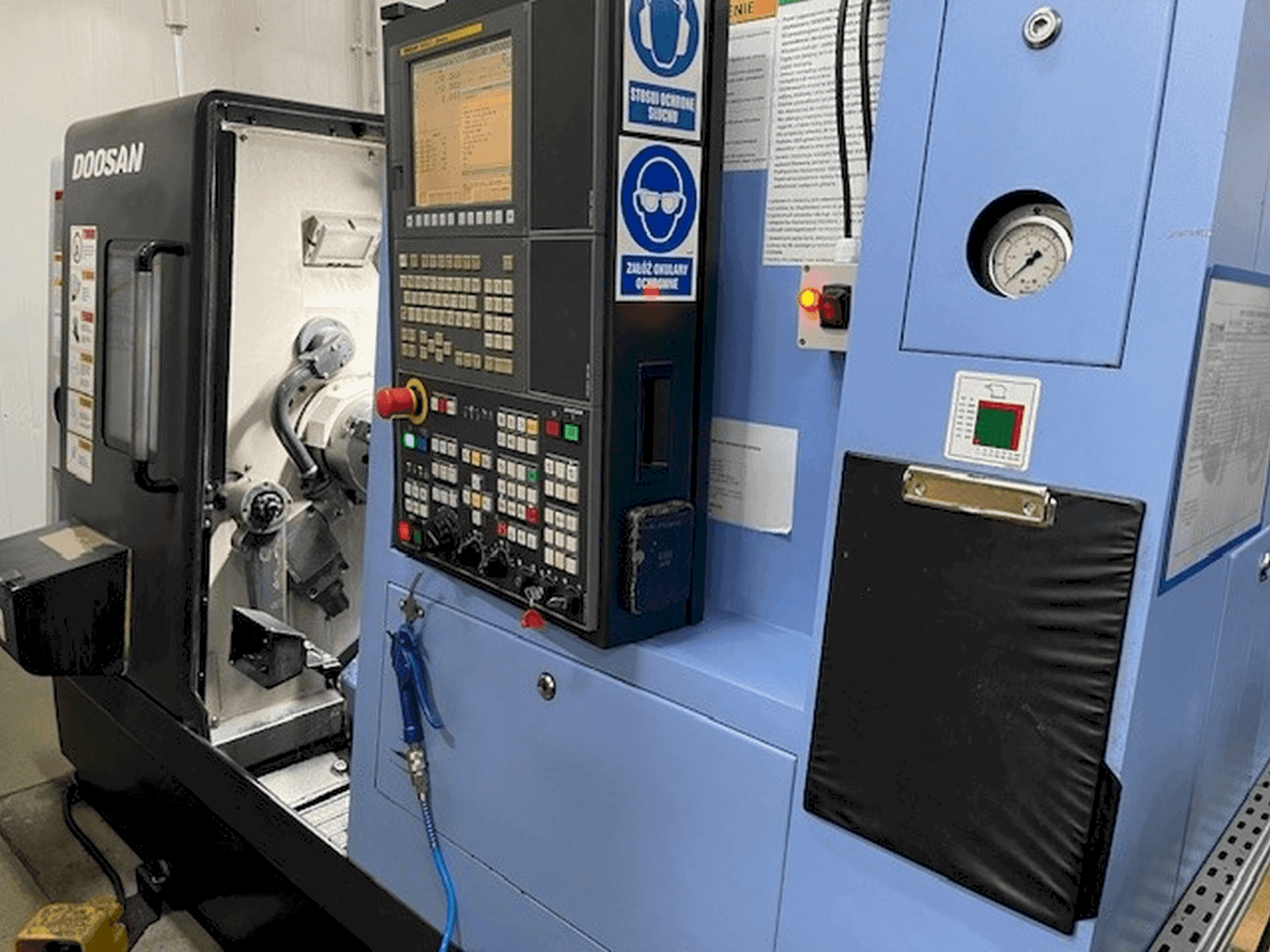 Čelní pohled na DOOSAN Lynx 220 LMA stroj
