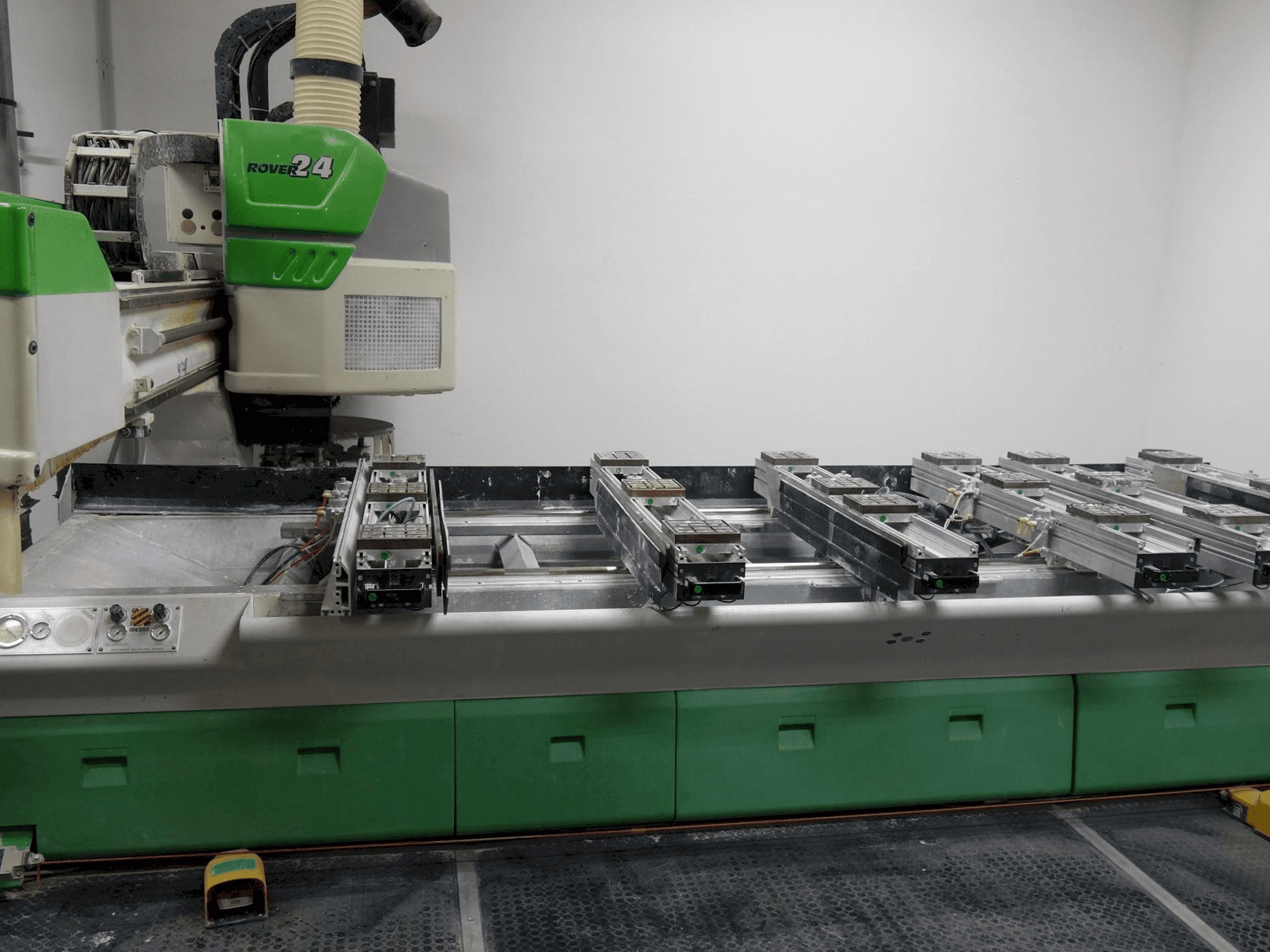 Čelní pohled na BIESSE Rover 24 S stroj