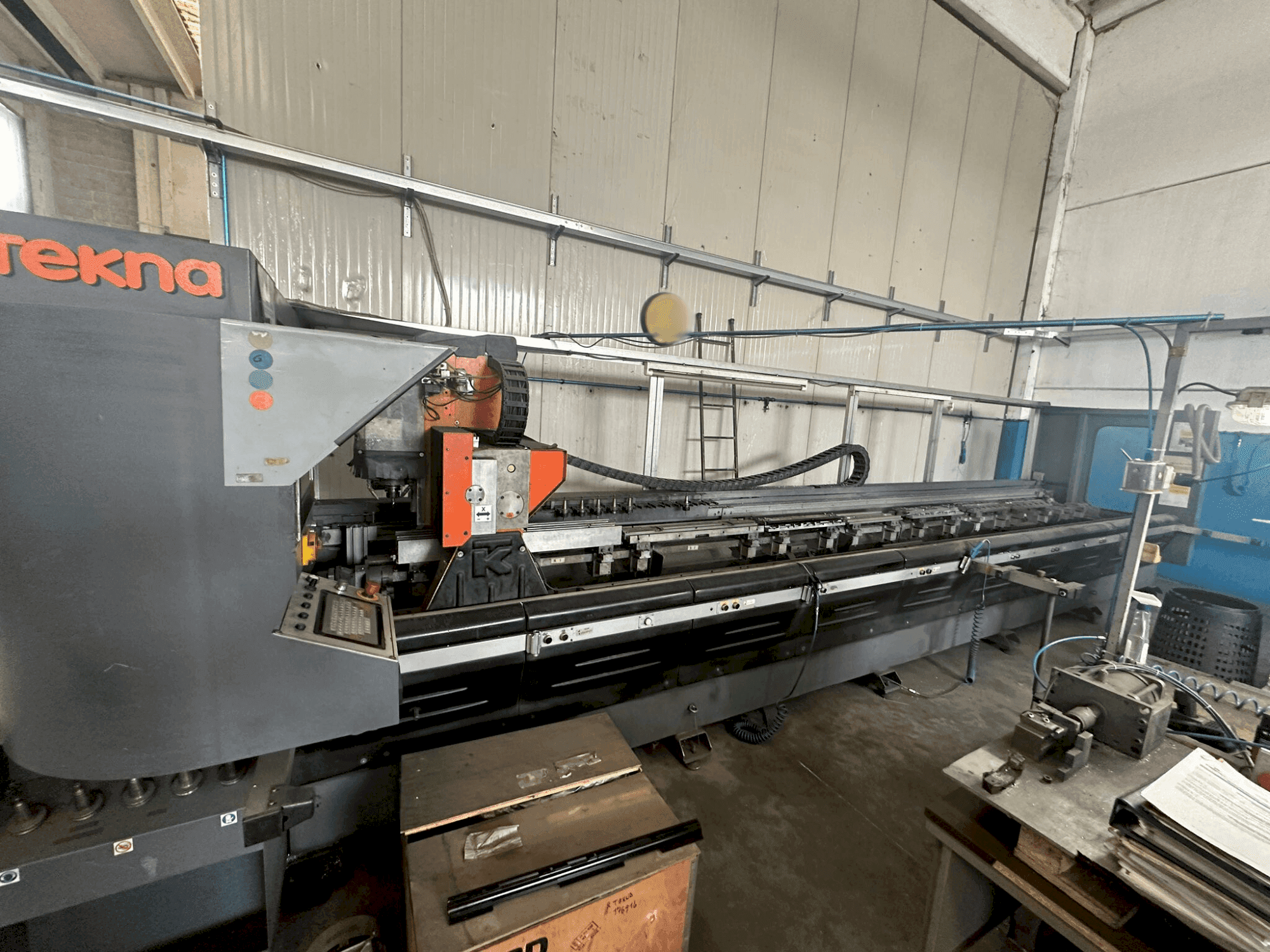Čelní pohled na Tekna Tk427/6 stroj