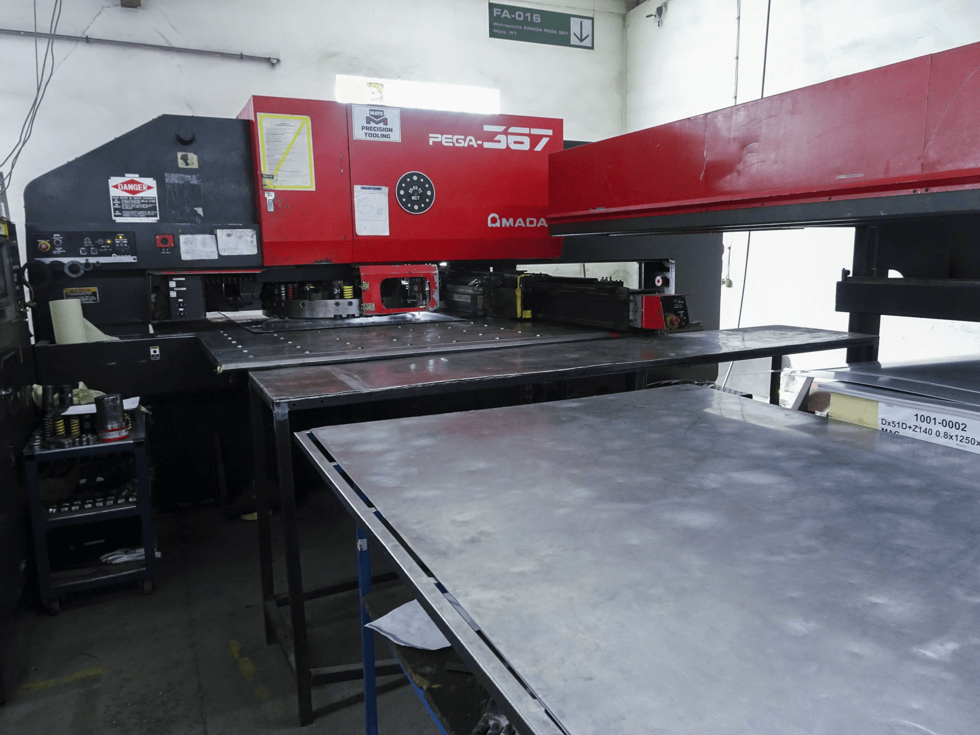 Levý pohled na AMADA PEGA 367 stroj