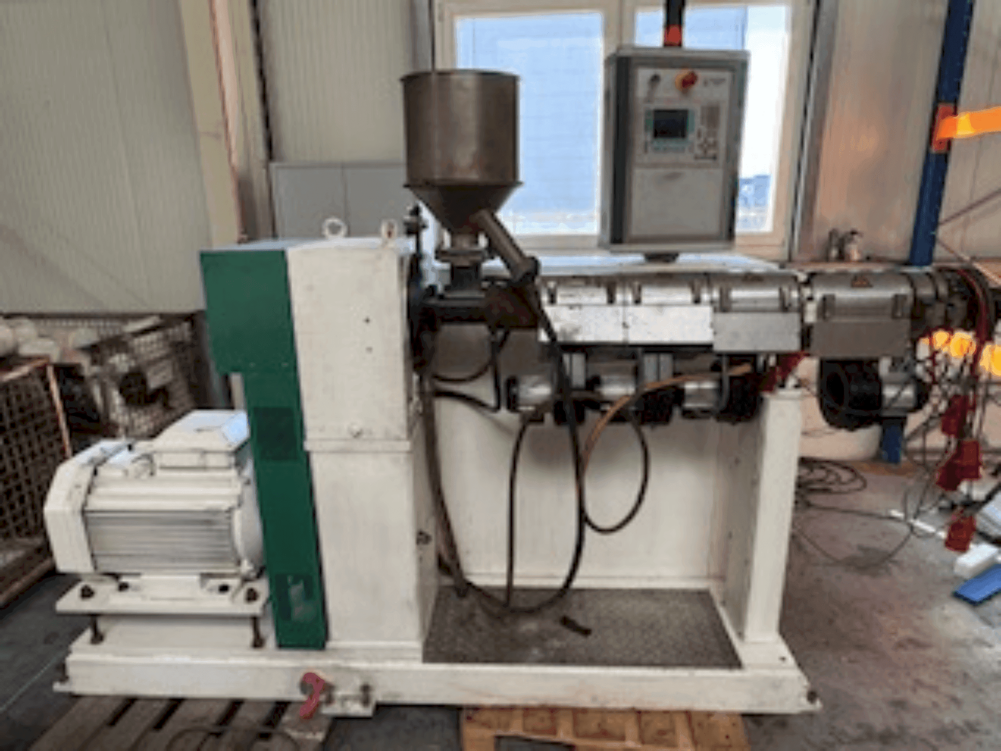 Čelní pohled na KUHNE KS45-24D stroj