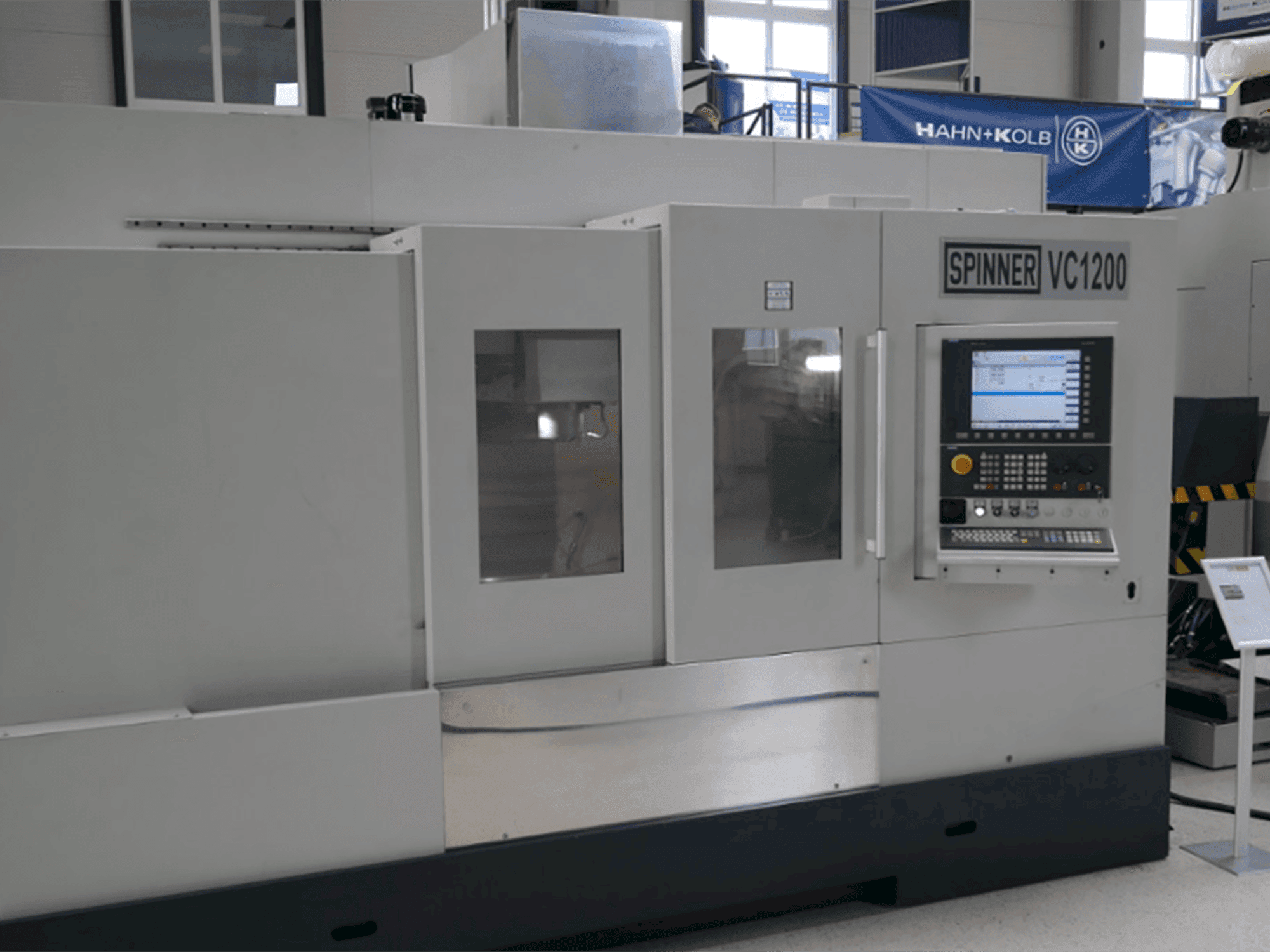 Čelní pohled na SPINNER VC 1200 stroj