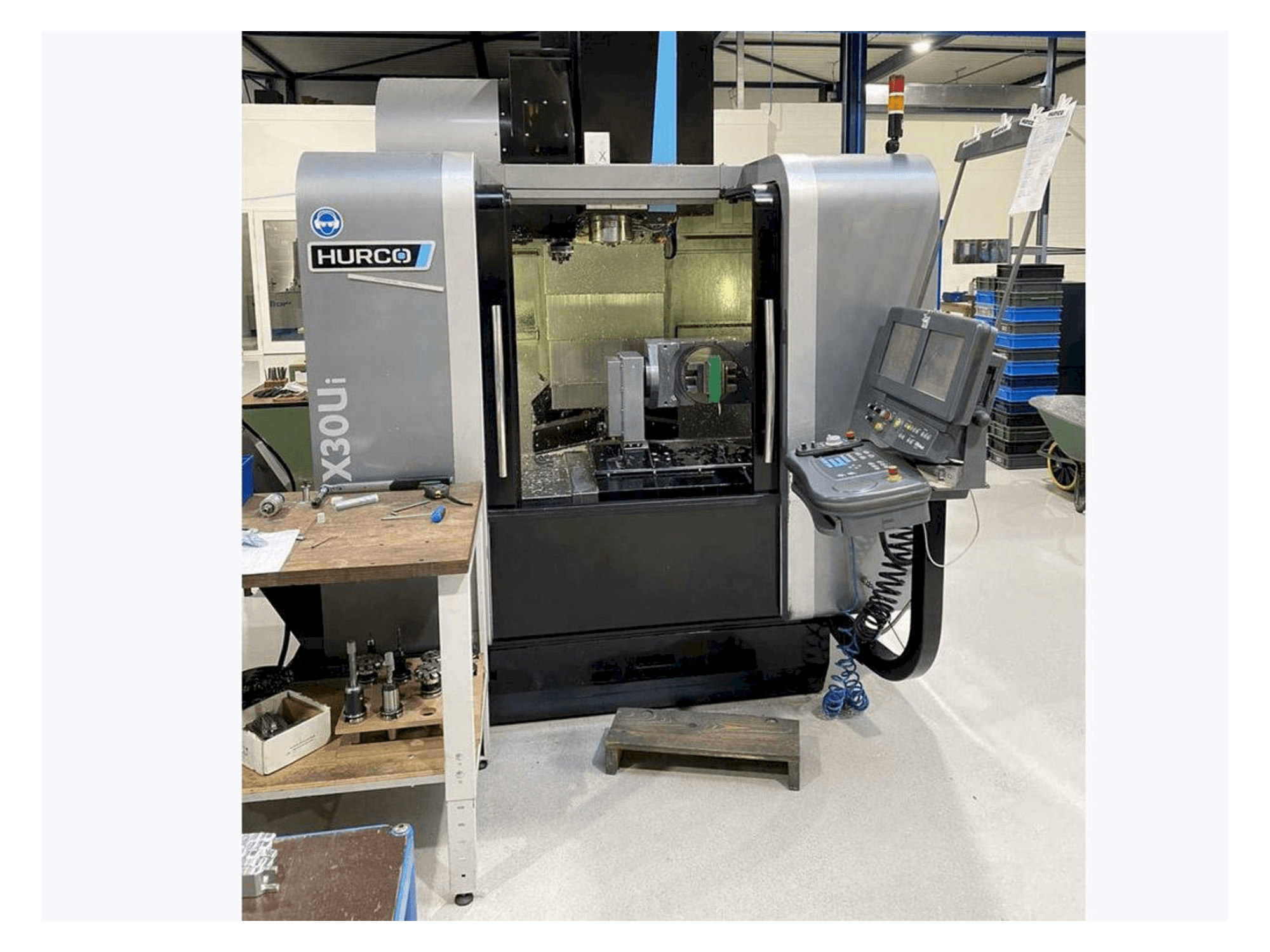 Čelní pohled na Hurco VMX30 Ui stroj