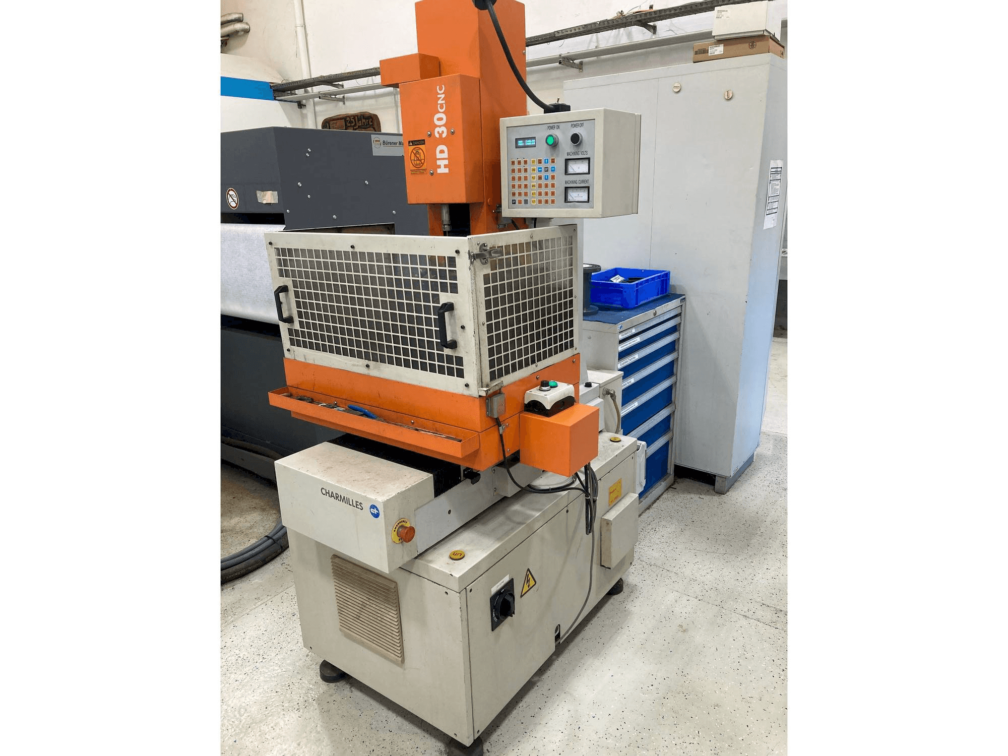 Čelní pohled na CHARMILLES HD30CNC stroj