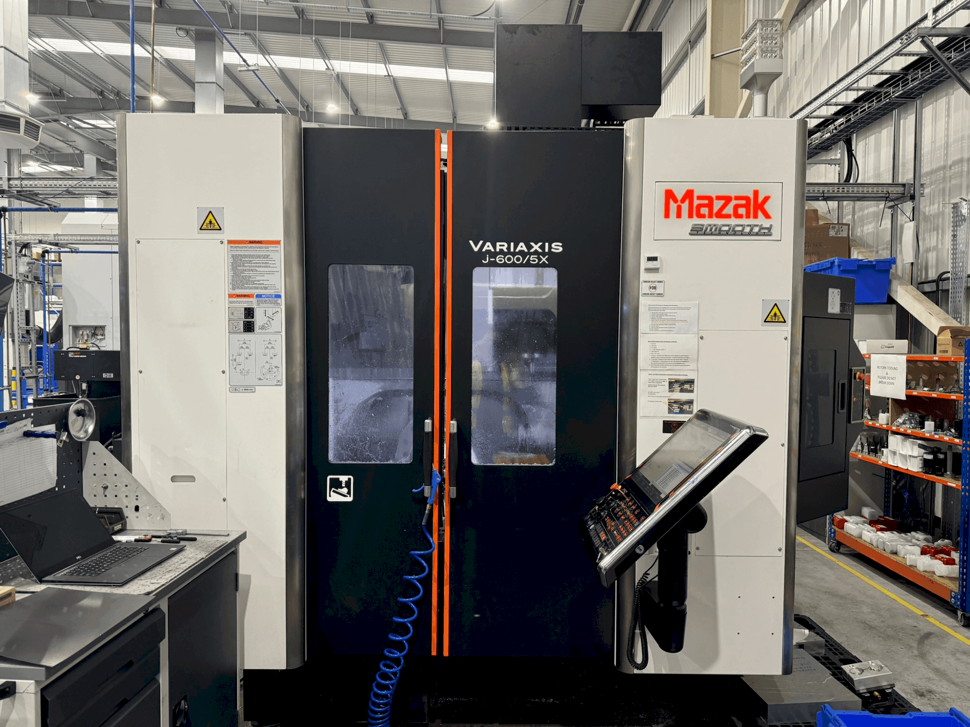 Čelní pohled na Mazak Variaxis J-600 stroj