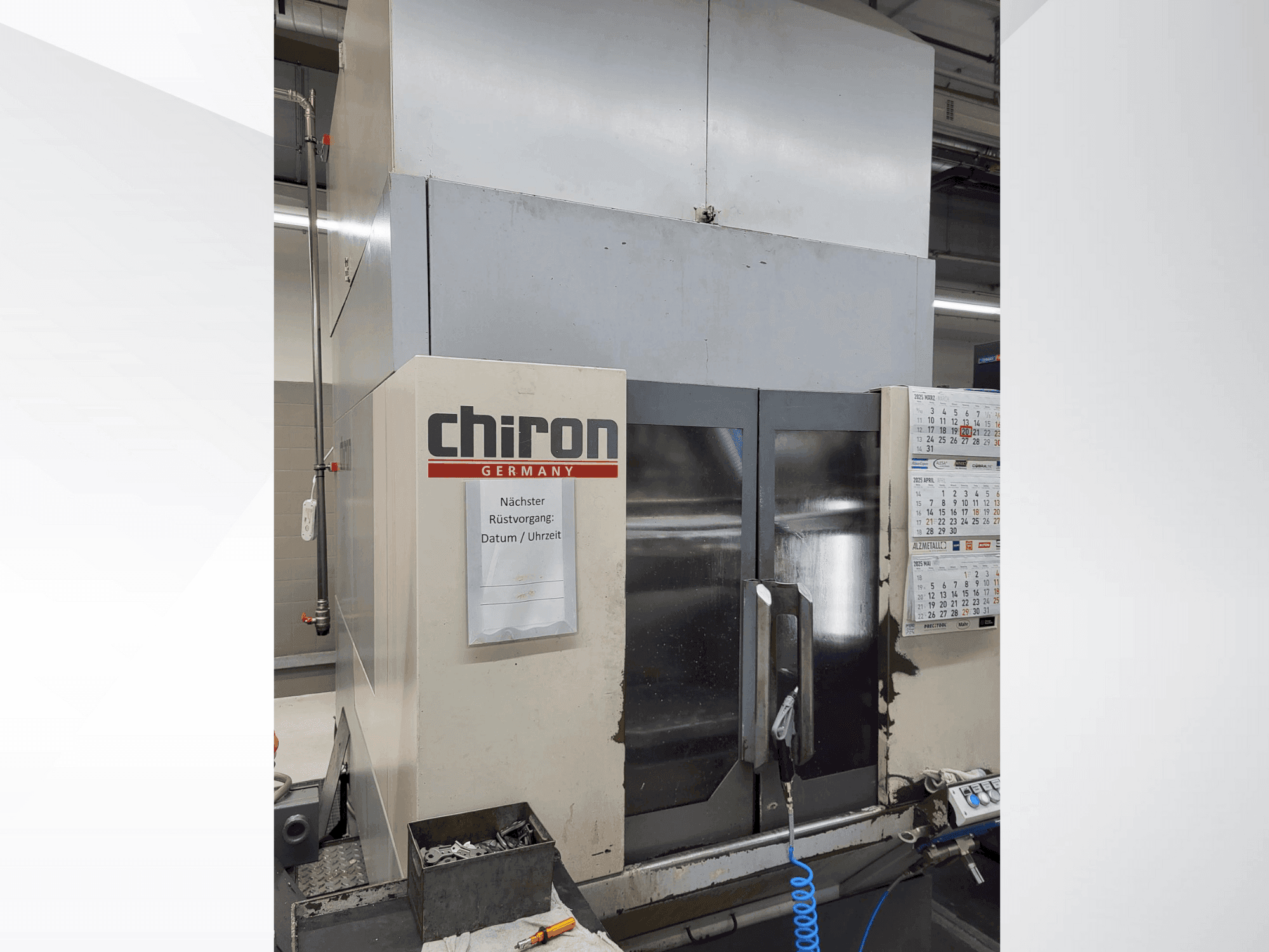 Čelní pohled na CHIRON FZ 18 W stroj