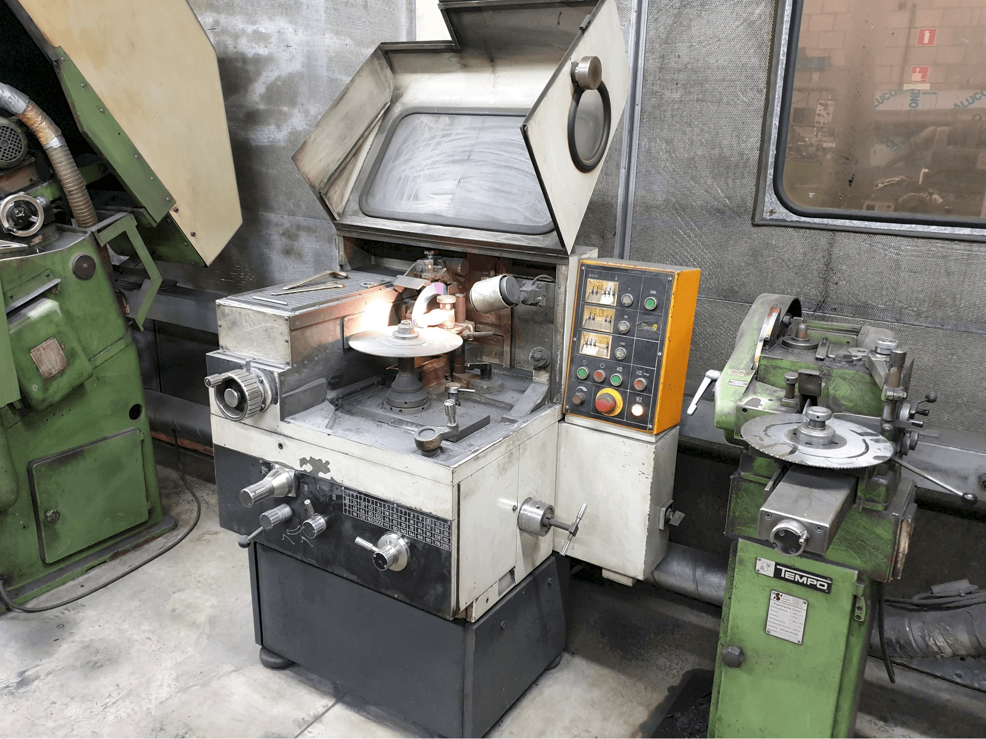 Pravý pohled na Loroch K400 stroj