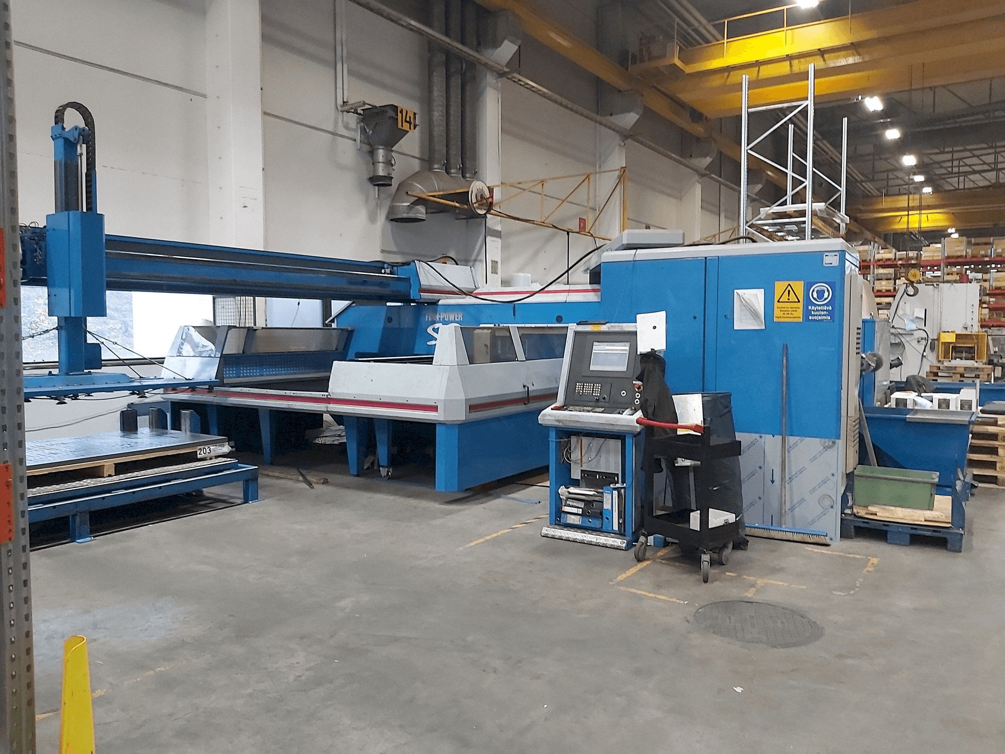 Čelní pohled na Finn-Power SG6 stroj