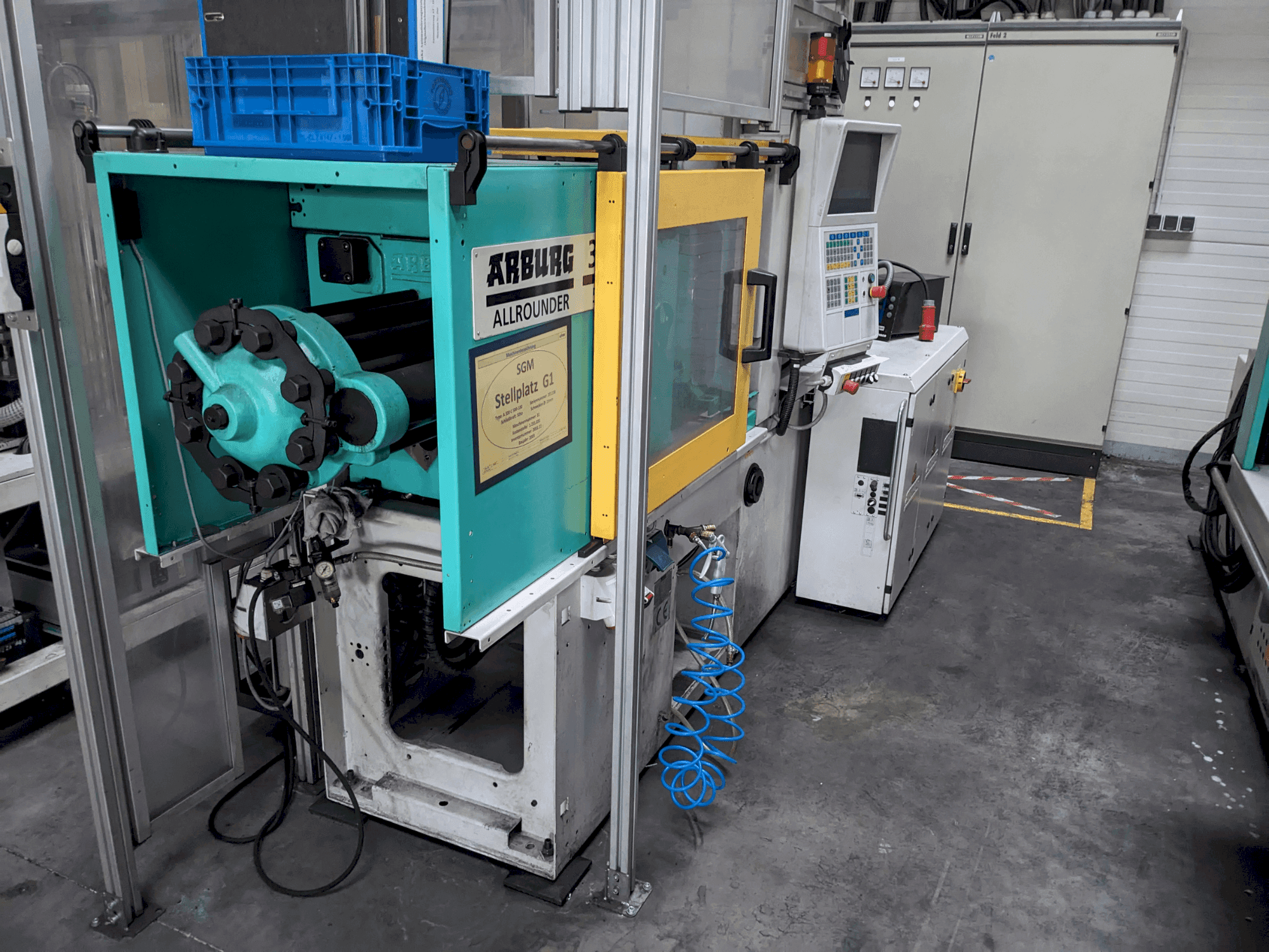 Čelní pohled na Arburg 320 C 500-100 stroj