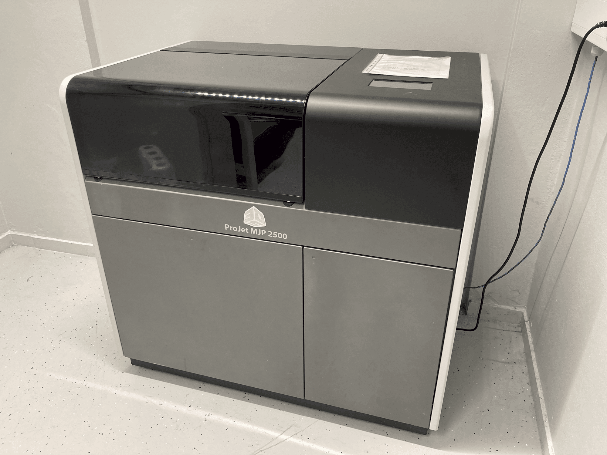 Čelní pohled na 3DSYSTEMS Projet 2500 Plus stroj