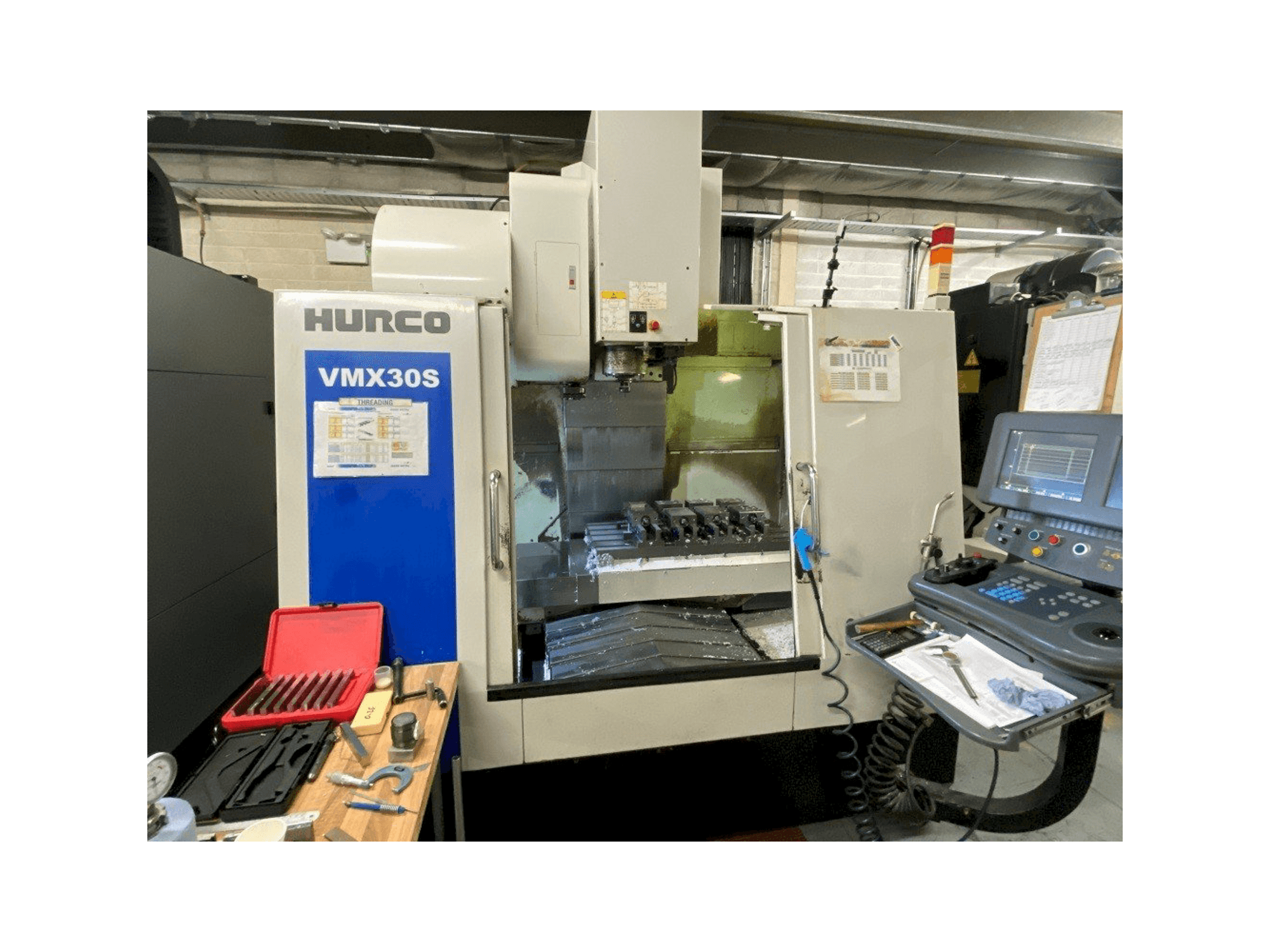 Čelní pohled na Hurco VMX30S stroj