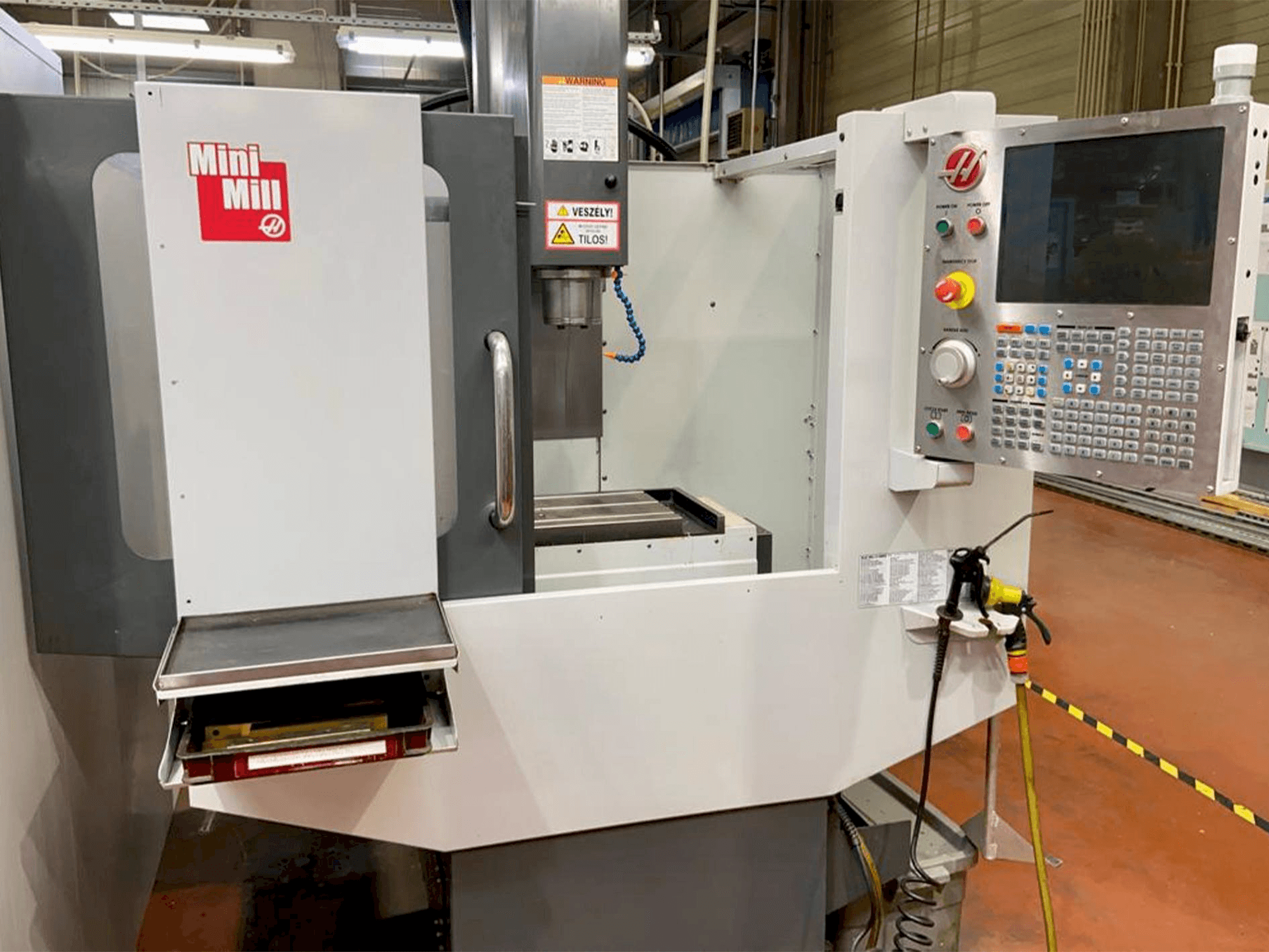 Čelní pohled na HAAS MINIMILL stroj