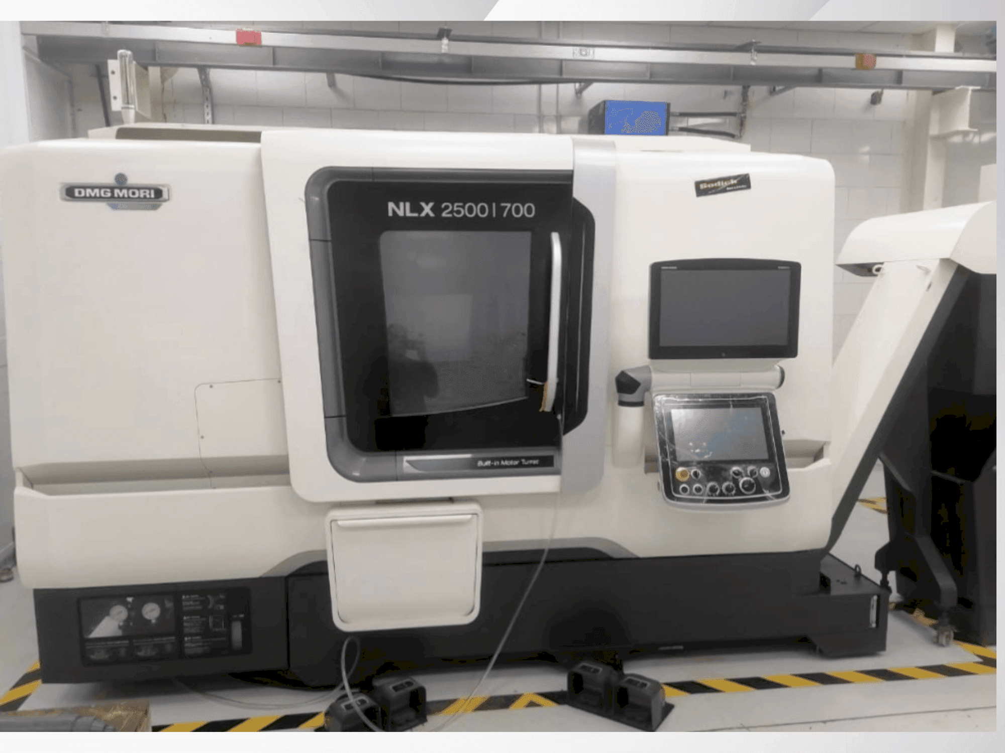 Čelní pohled na DMG MORI NLX 2500/700 stroj