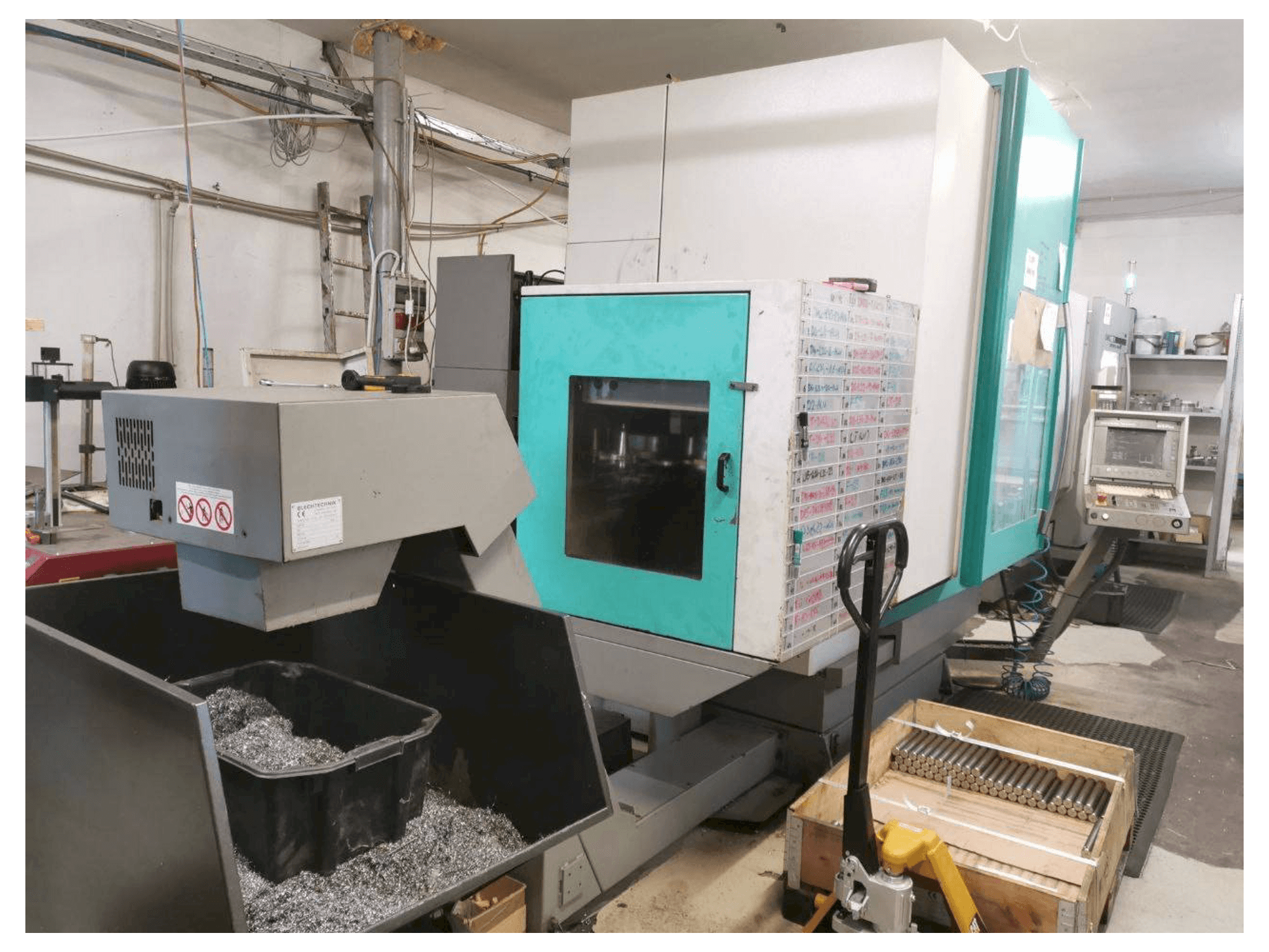 Čelní pohled na DECKEL MAHO 70 V stroj