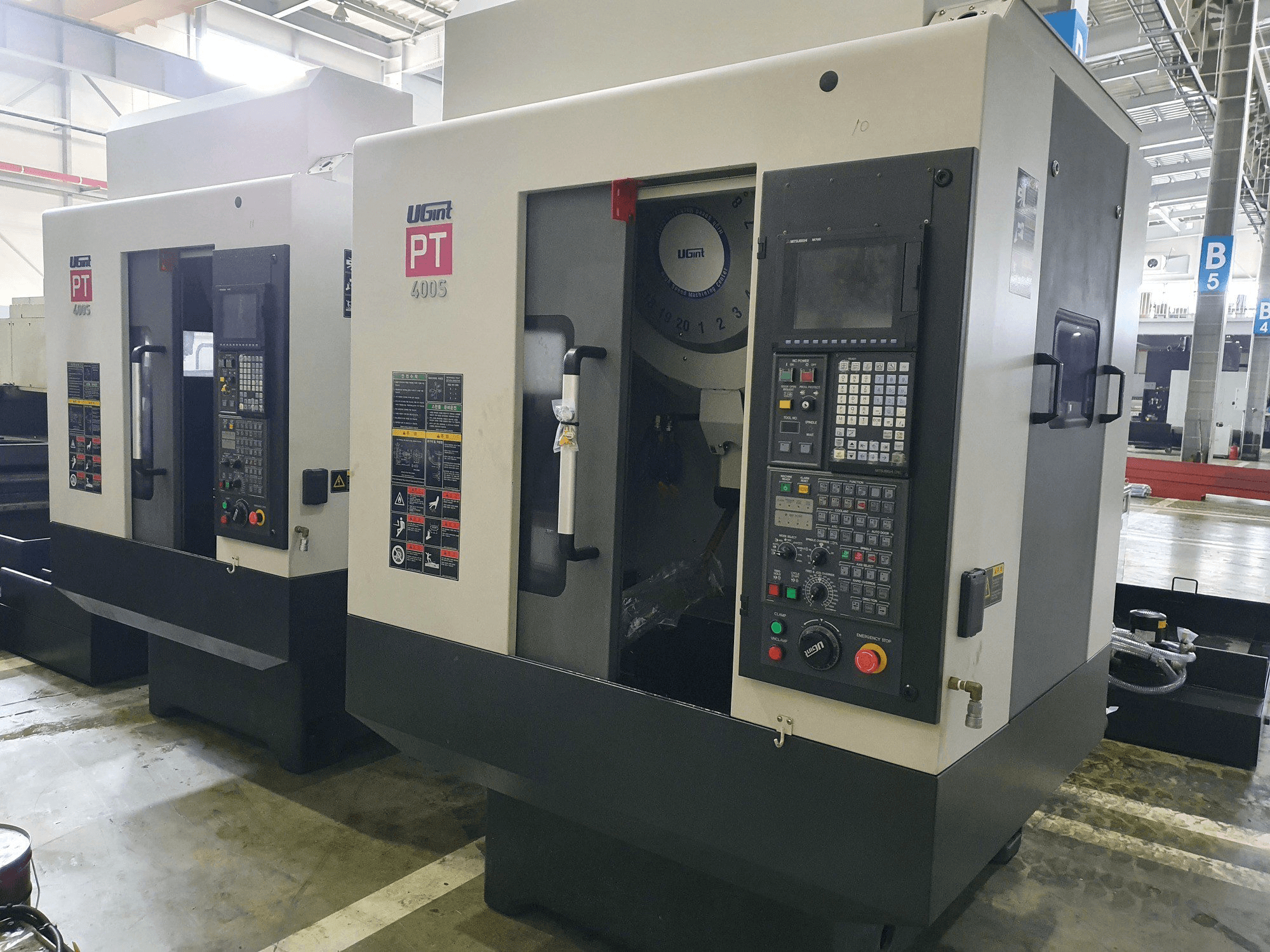 Čelní pohled na UGINT PT400S stroj