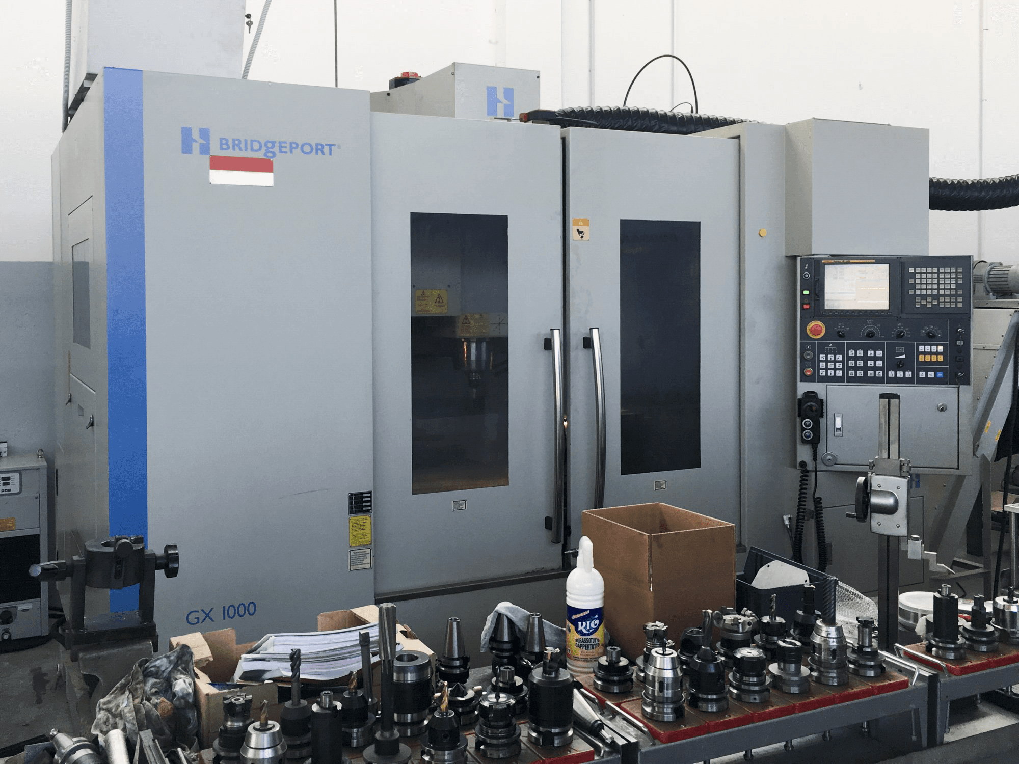 Čelní pohled 1 na Bridgeport GX 1000 stroj