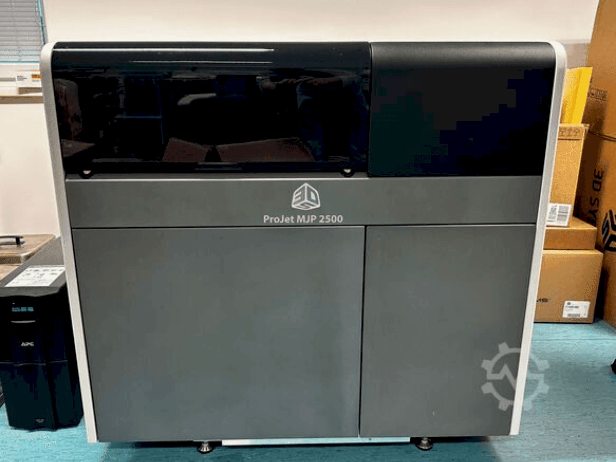 Čelní pohled na 3DSYSTEMS projet 2500 plus stroj