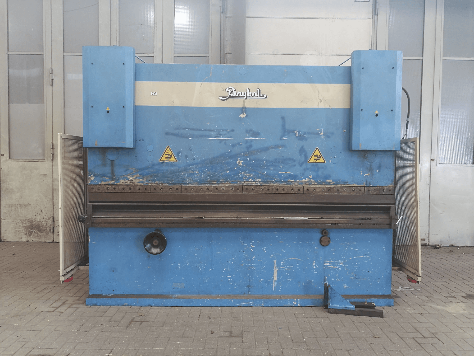 Čelní pohled na Baykal APH 3112x220 stroj