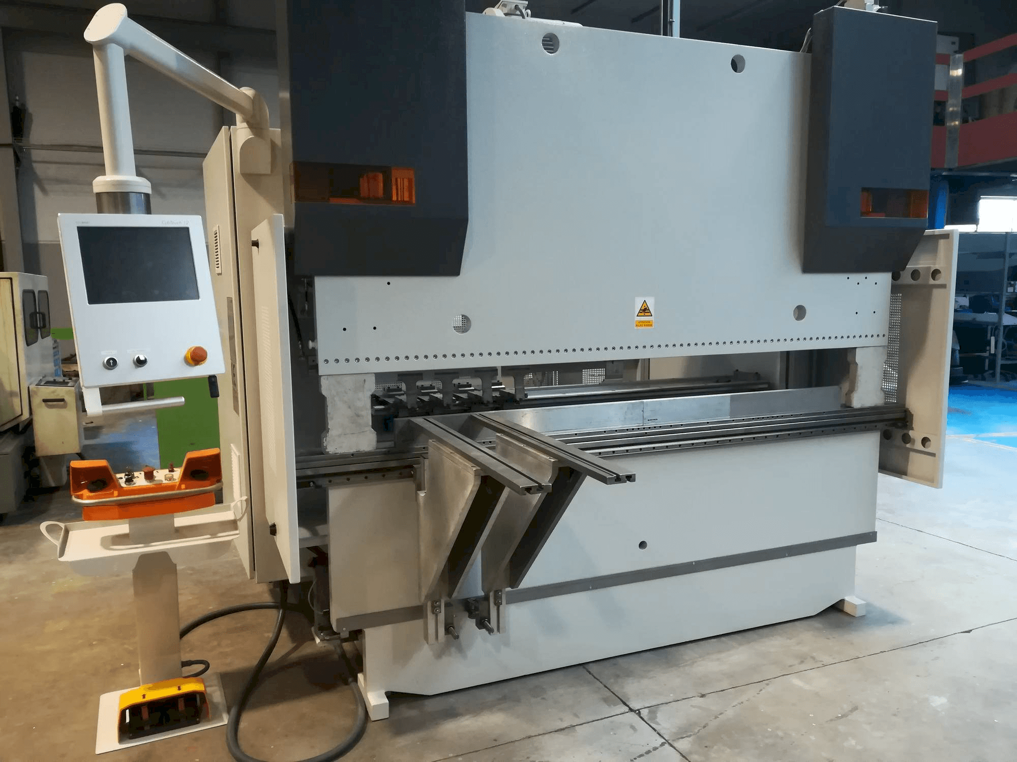 Čelní pohled na LVD LVD PPEB 80/25 CAD-CNC stroj