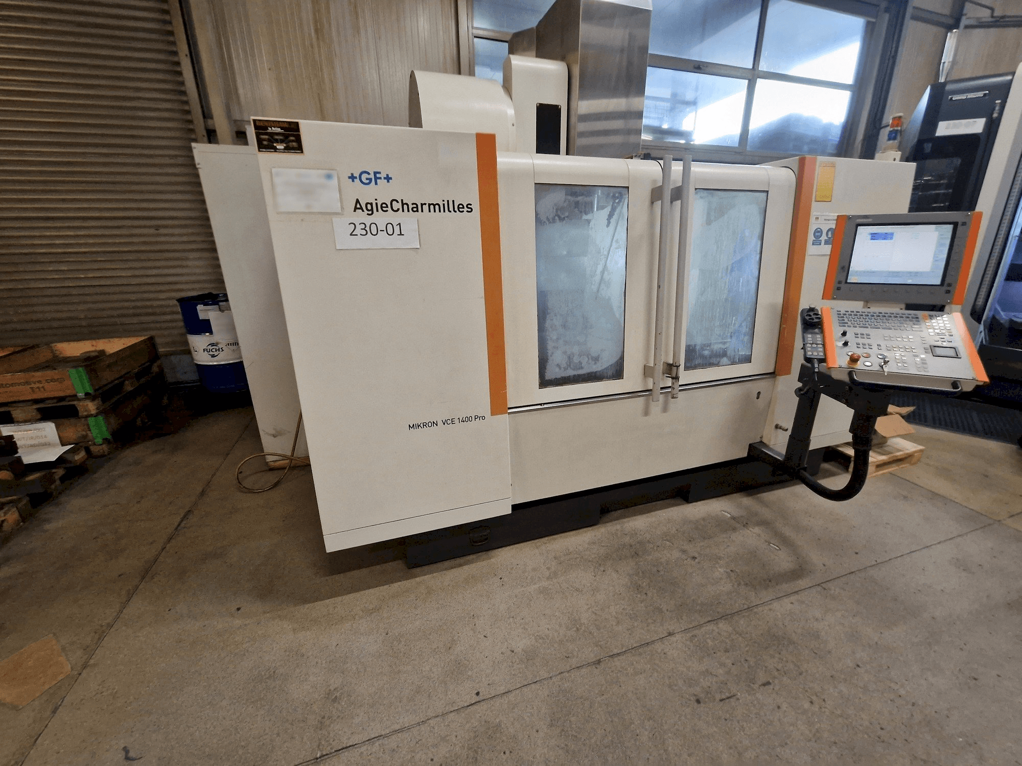 Levý boční pohled na AgieCharmilles MIKRON VCE 1400 PRO stroj