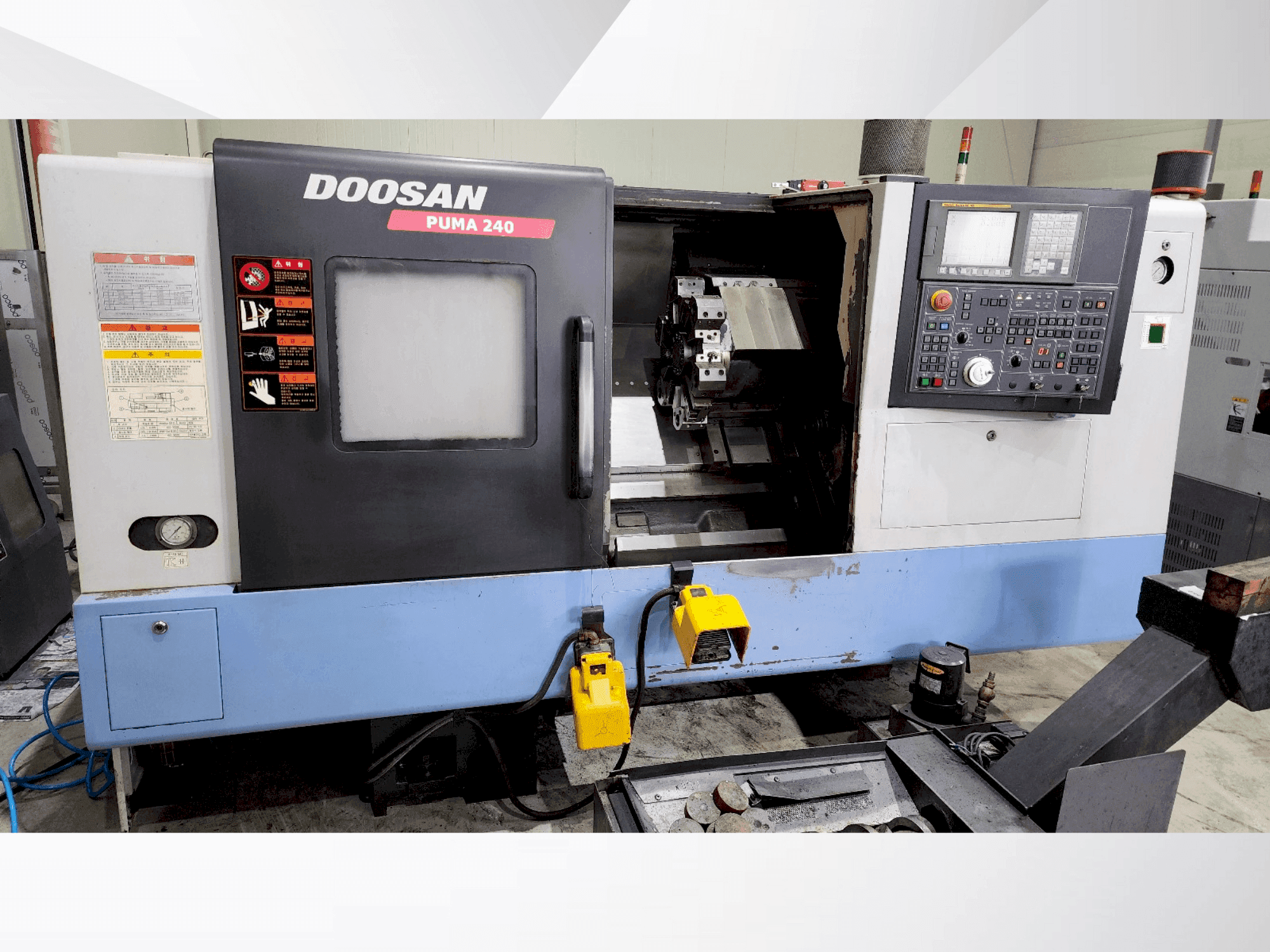 Čelní pohled na DOOSAN PUMA 240B stroj