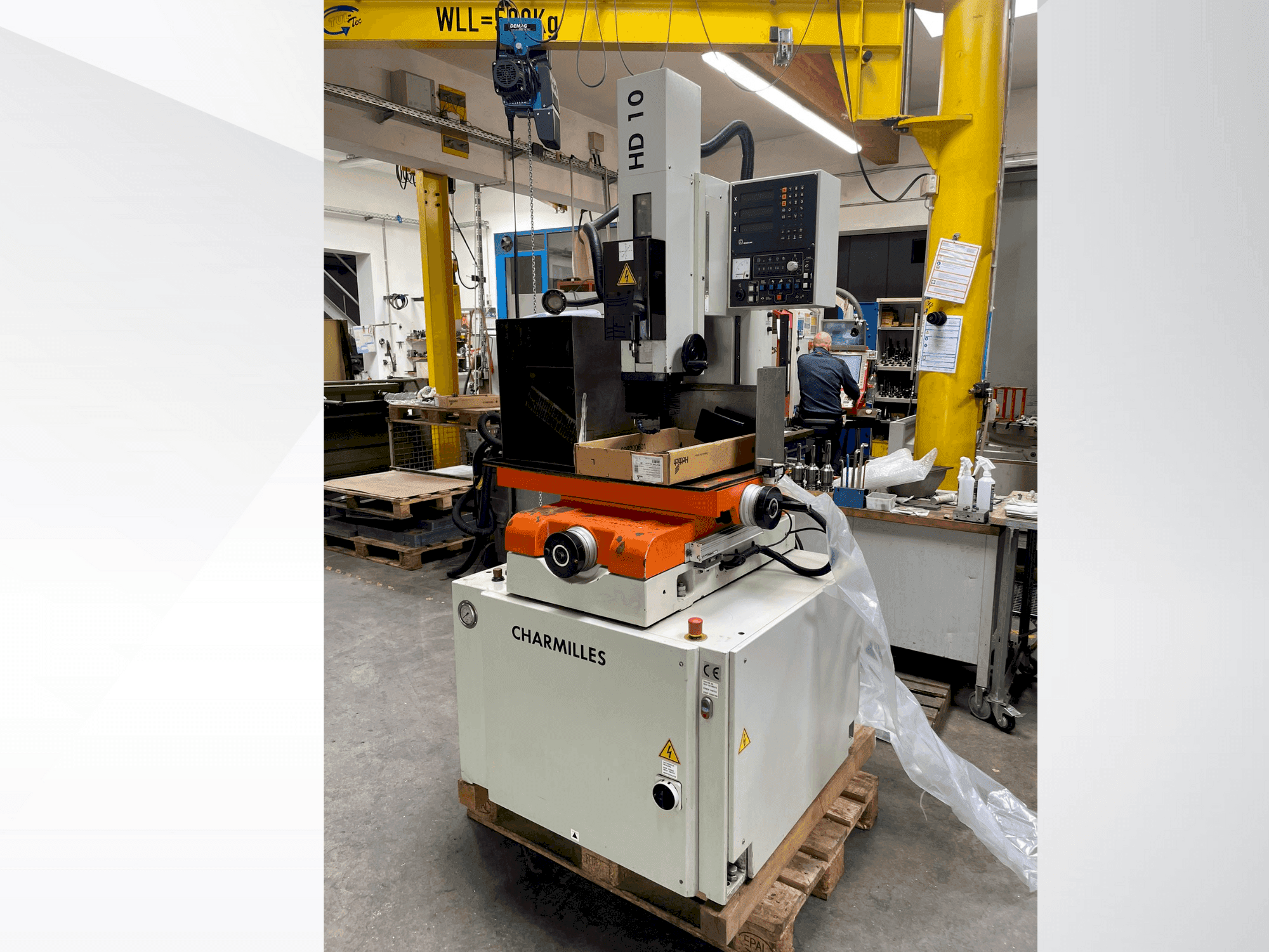 Čelní pohled na CHARMILLES HD10 stroj