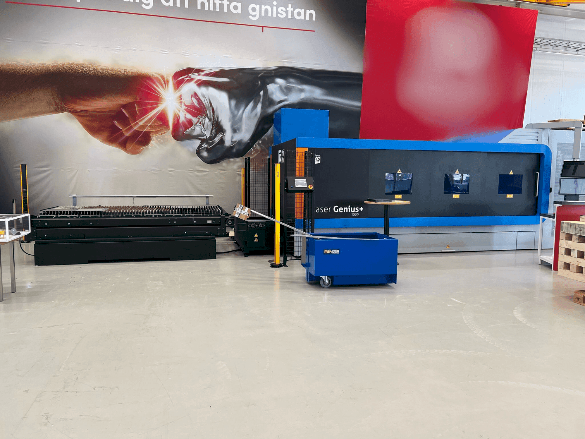 Čelní pohled na Prima Power Laser Genius + 1530 stroj