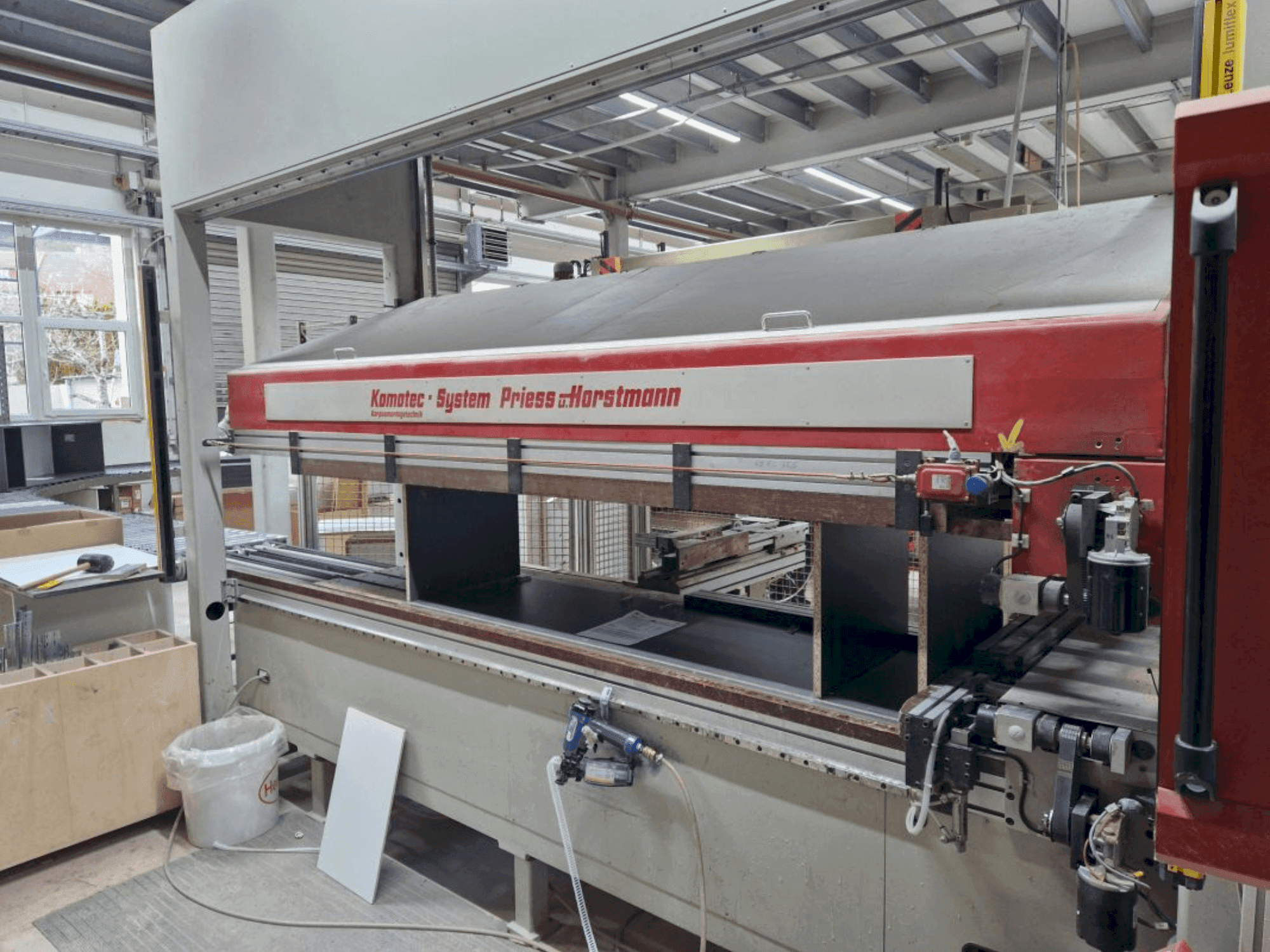 Čelní pohled na Priess & Horstmann PBA-52M stroj