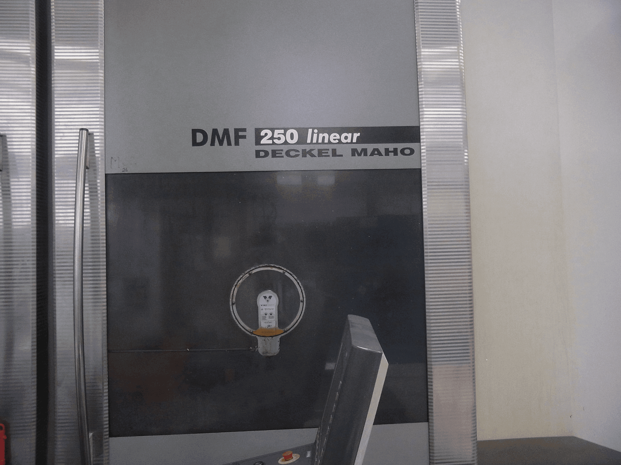 Pravý pohled na DECKEL MAHO DMF 250 linear stroj